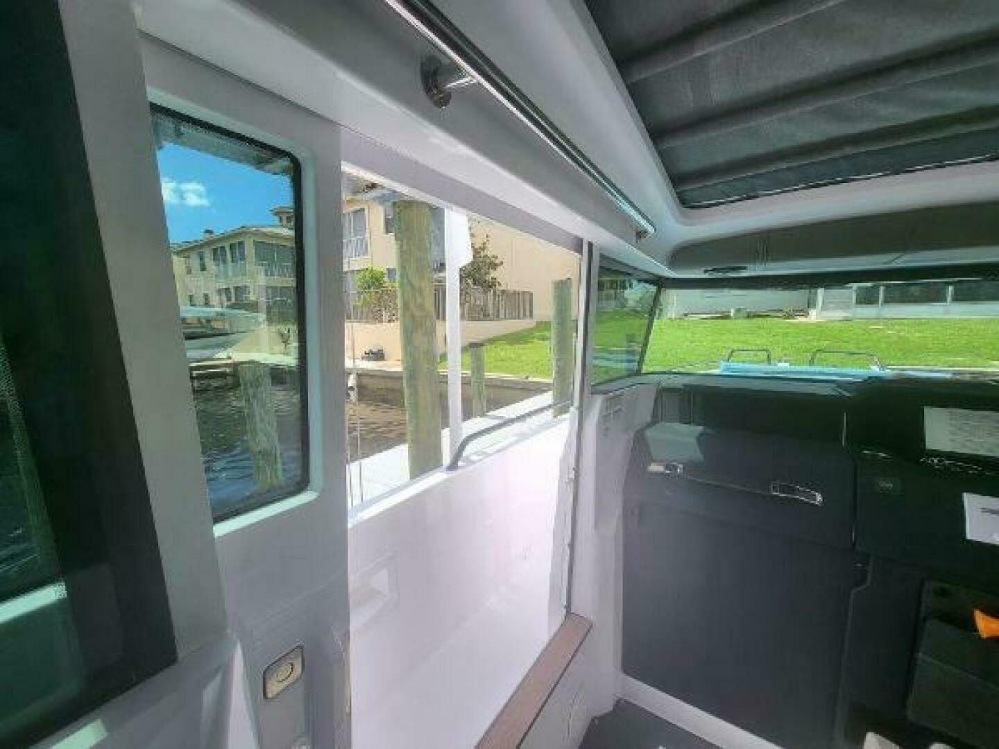 2024 Axopar 37 XC CROSS CABIN - Image 9