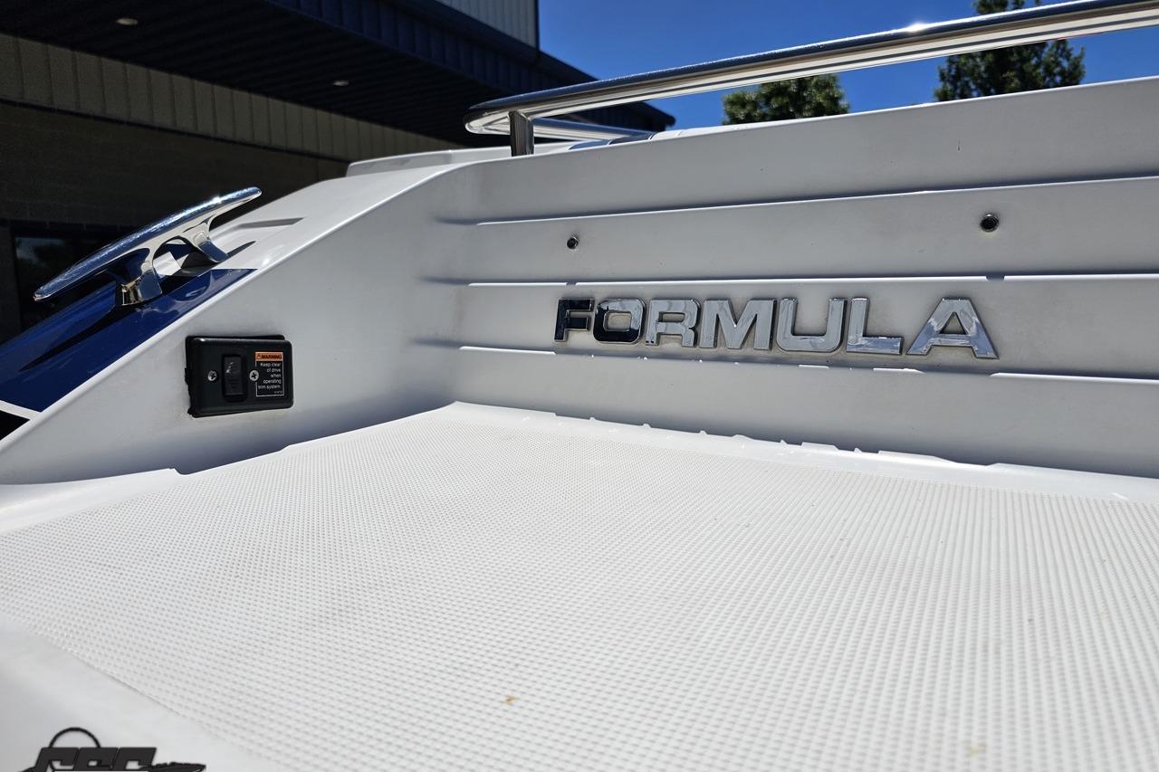2005 Formula 271 FASTech boat with chrome logo and sleek design.