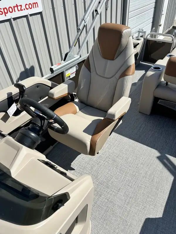 2026 Avalon LSZ Versatile Rear Lounger 23FT - 7