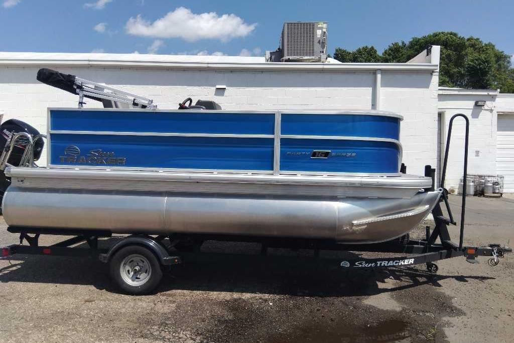 2026 Sun Tracker Party Barge 16 DLX
