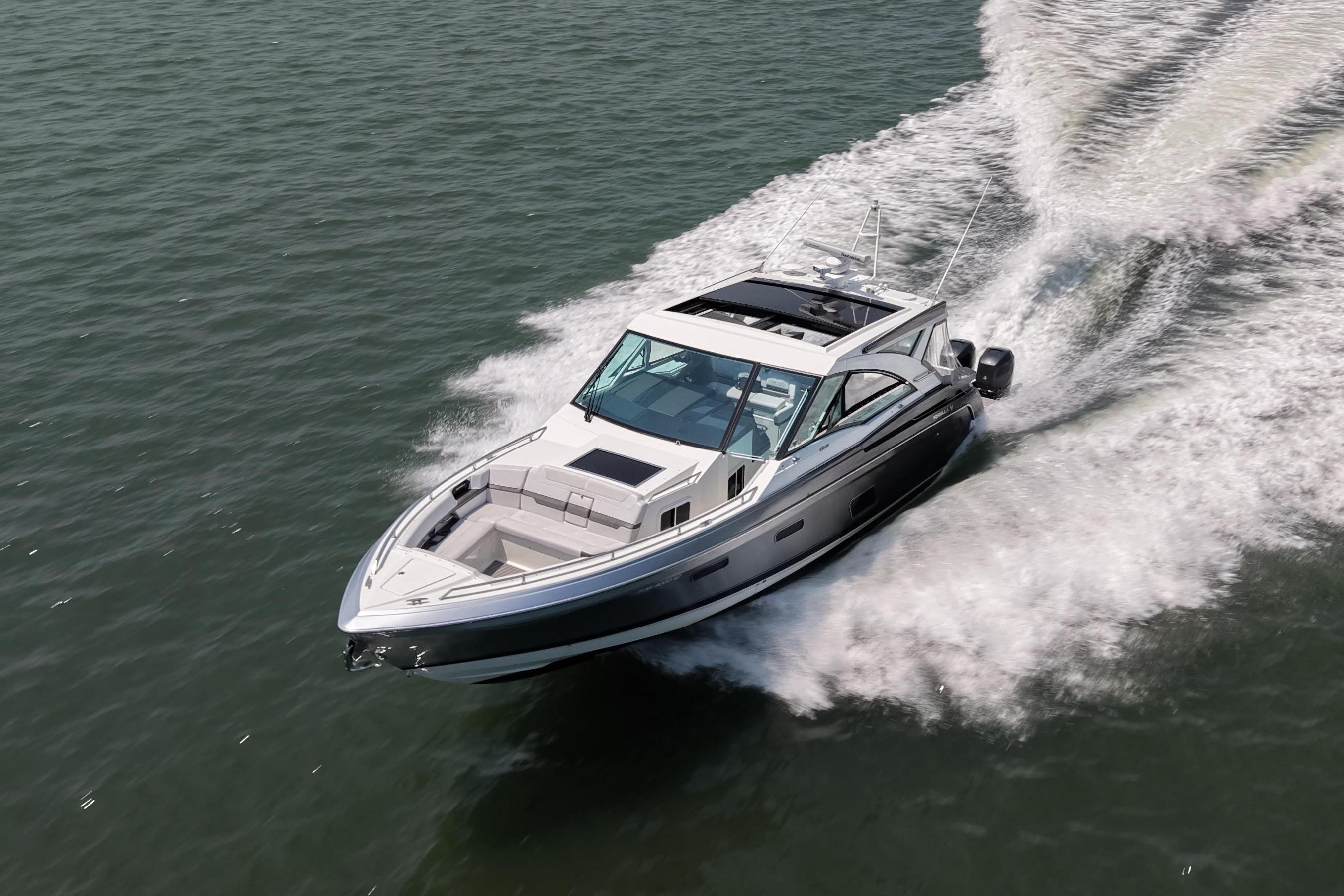 2019 Formula 430 Super Sport Crossover cruising on open water, leaving a wake trail.