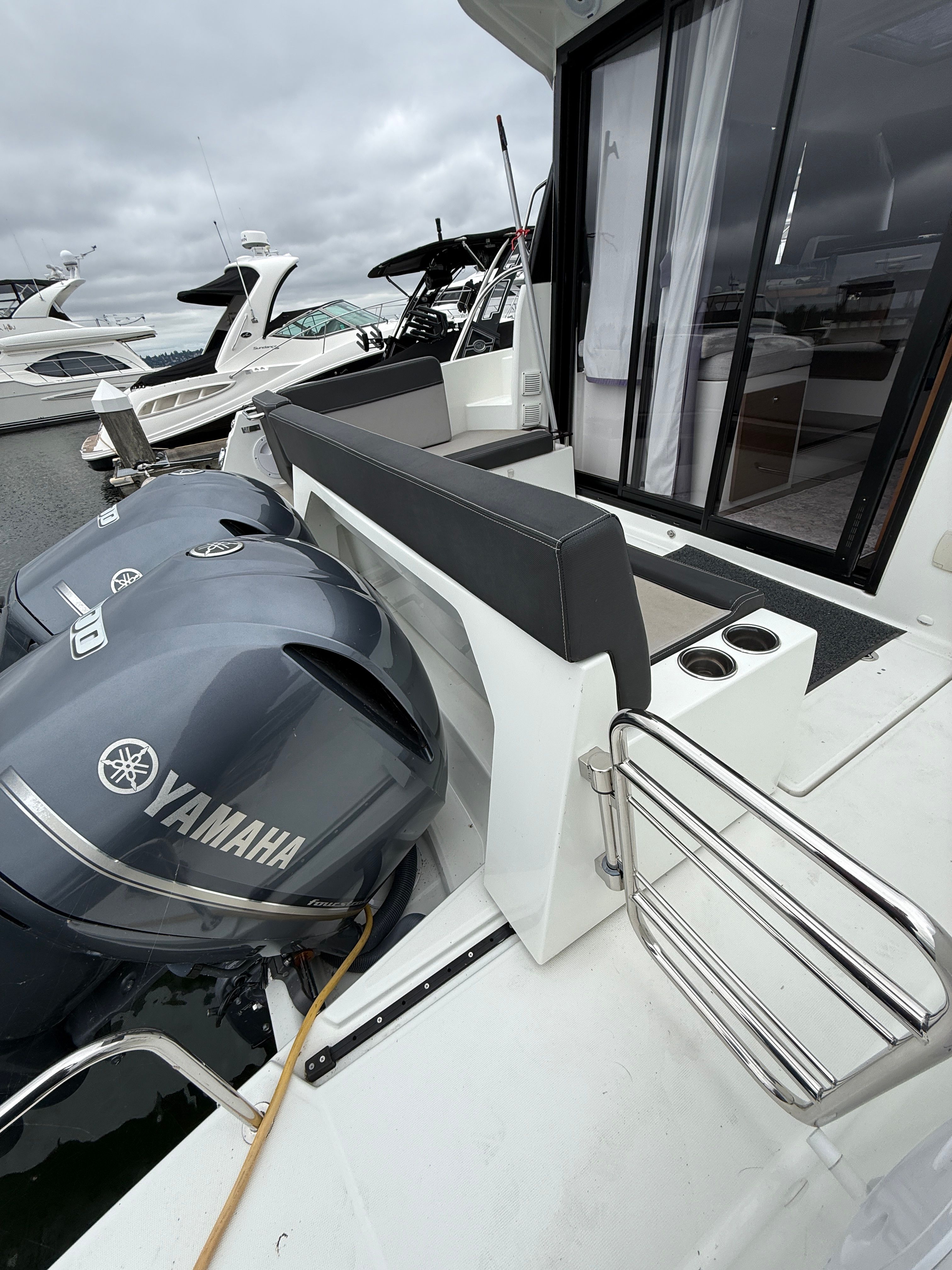 The image shows the stern of a Jeanneau NC 1095 boat with two Yamaha outboard engines.