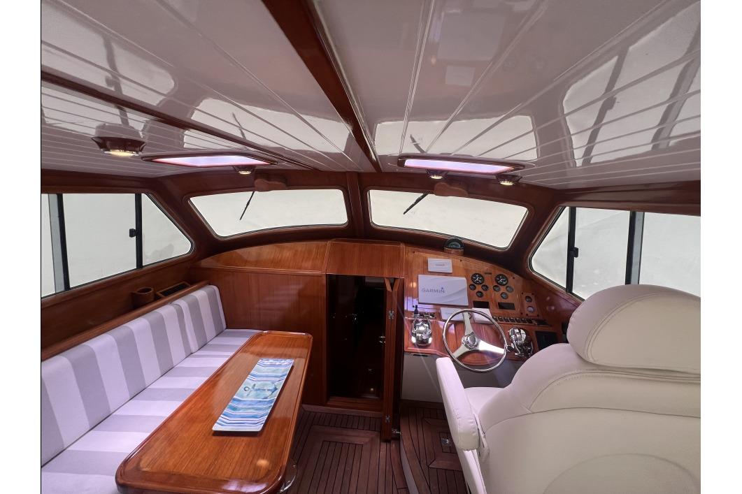 Interior of 2004 RB DERELI Daytripper 40 yacht with elegant wood and leather finishes.