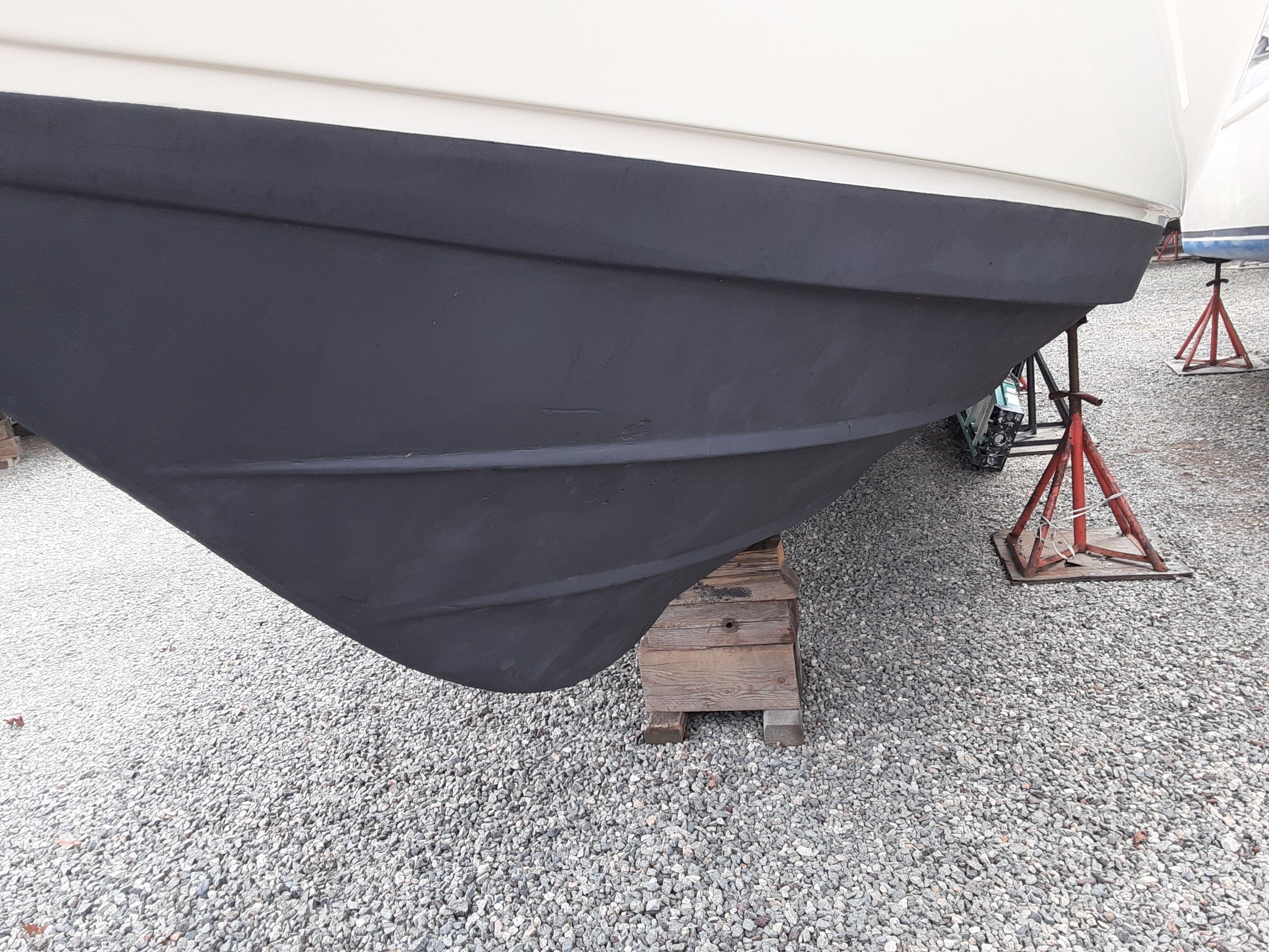 Hull of a 1985 Tiara Yachts 3100 Open on stands.
