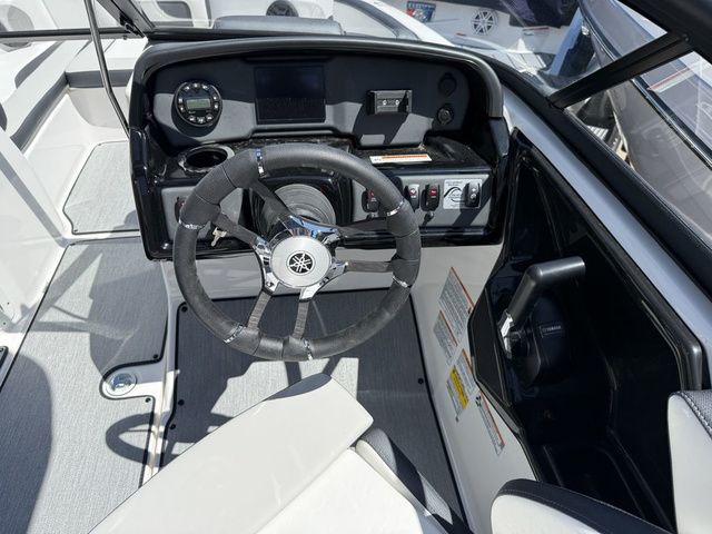 2026 Yamaha Boats AR195 - 19