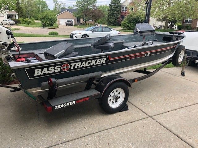 1987 Bass Tracker Guide Special V-16