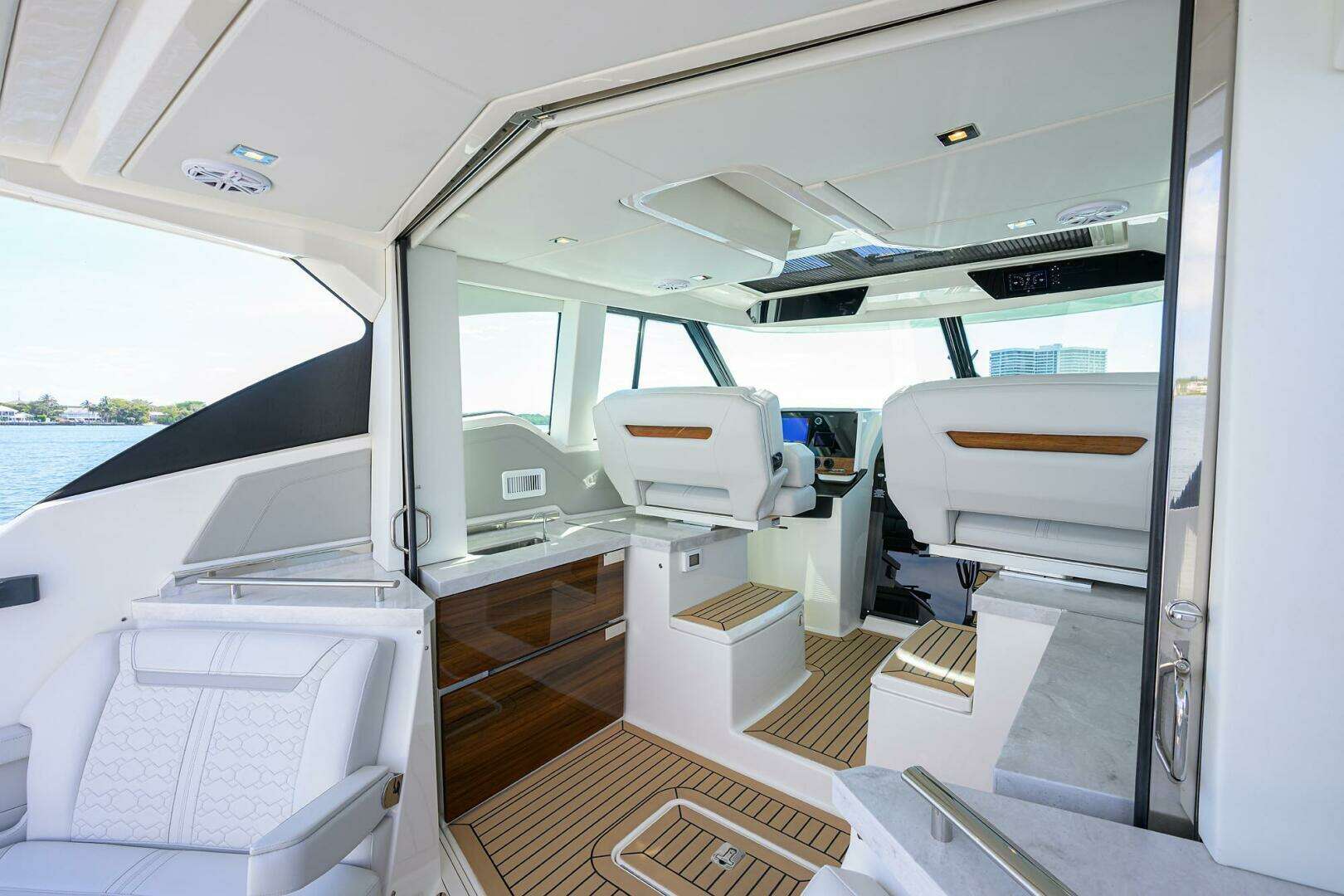 2022 Tiara Yachts 43 LE - Image 3