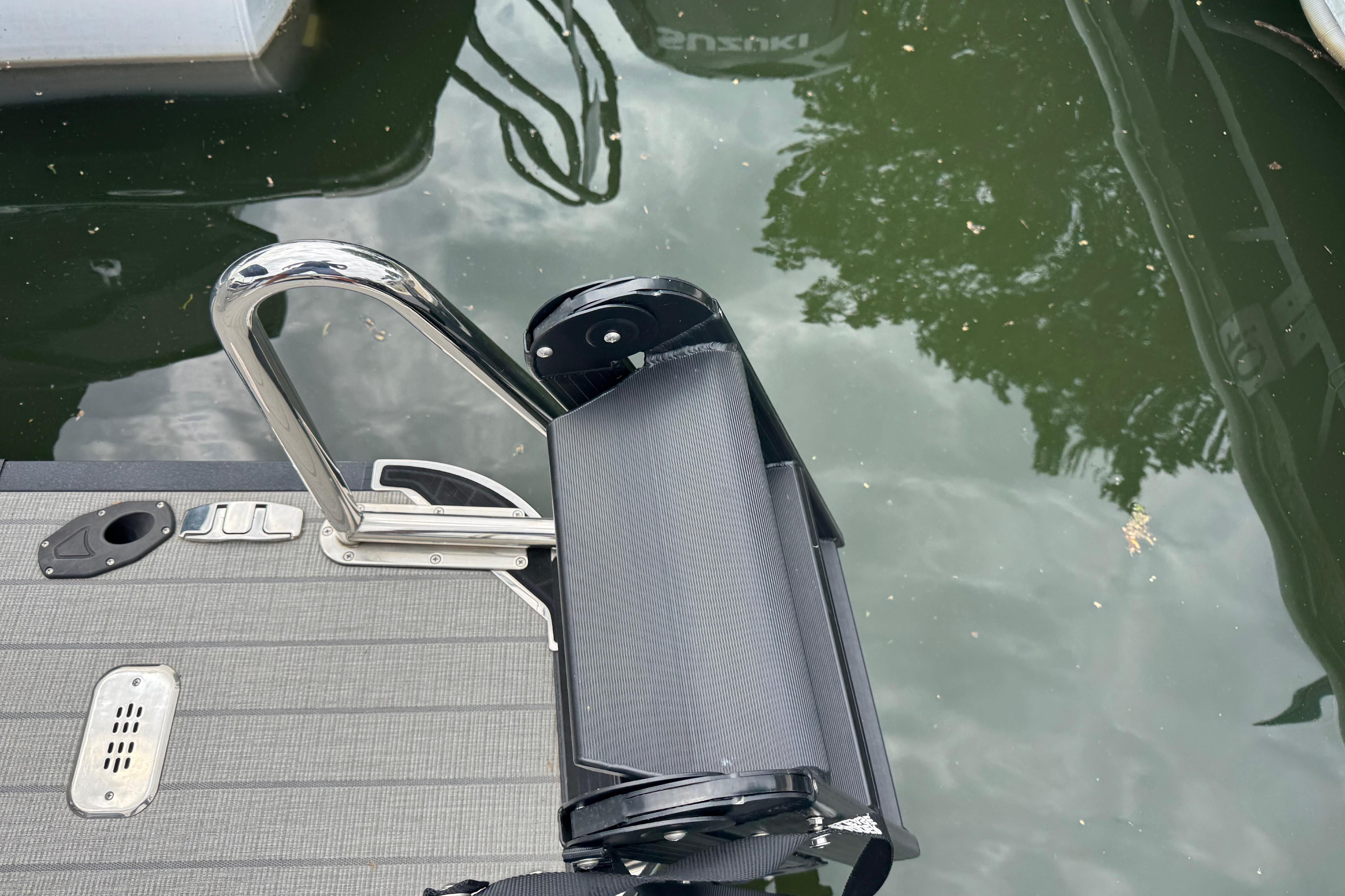 2023 Starcraft MX 25 DL DH boat ladder and deck by the water.