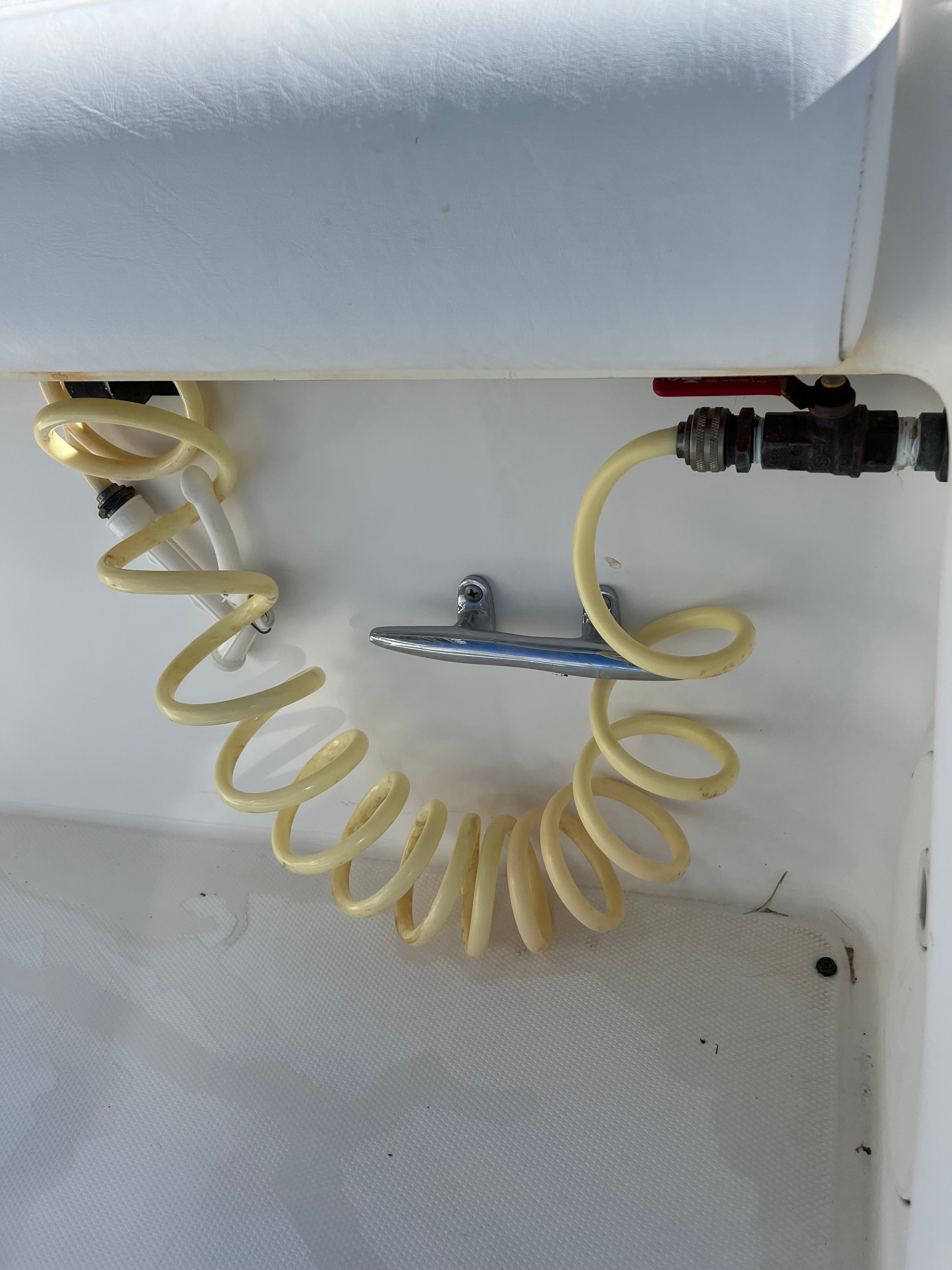 Yellow coiled hose on a 2001 SeaCraft boat, model SXCRB730H001.