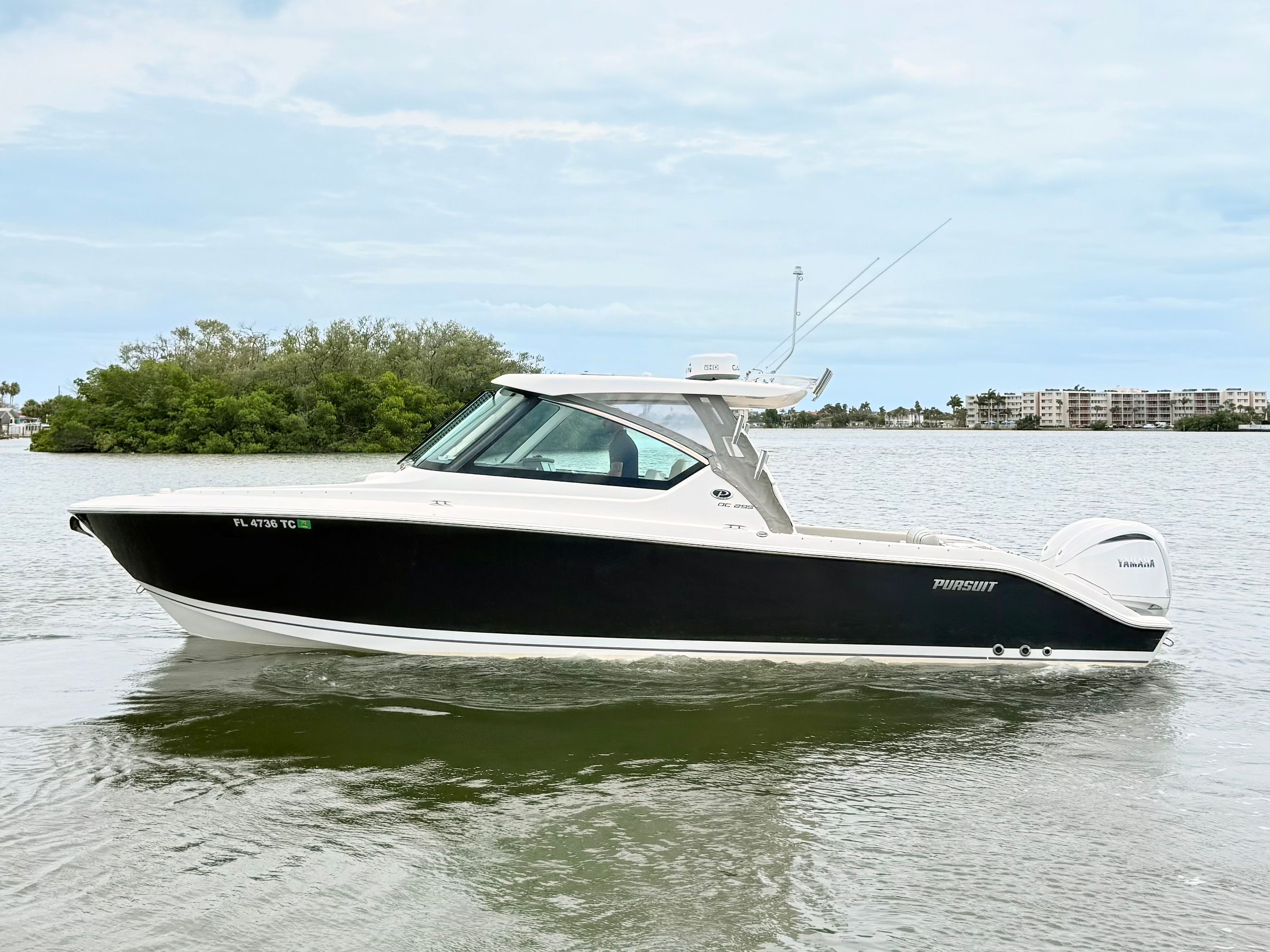 2022 Pursuit DC 295 Dual Console