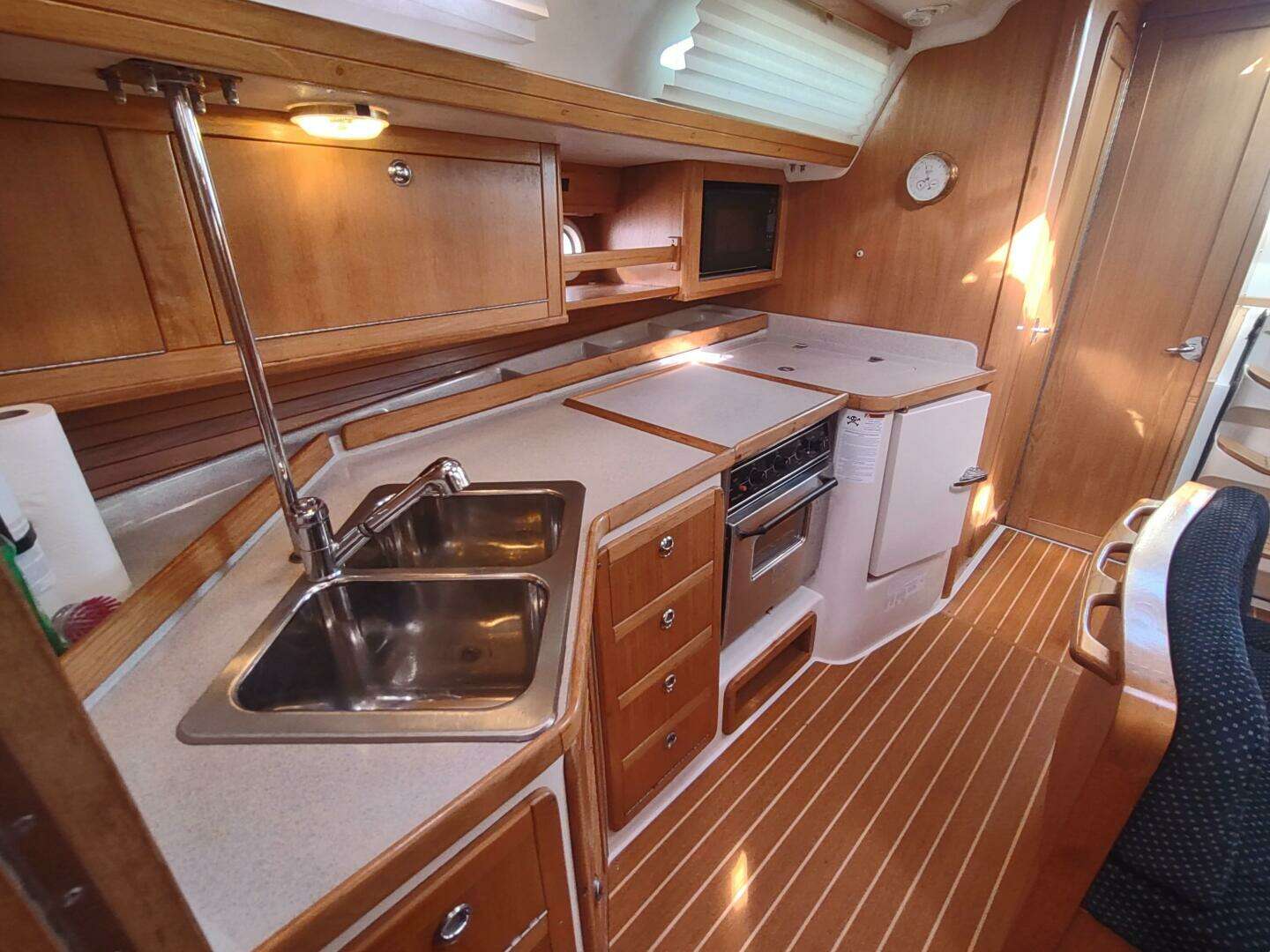 2005 Catalina 42 MKII - Image 40