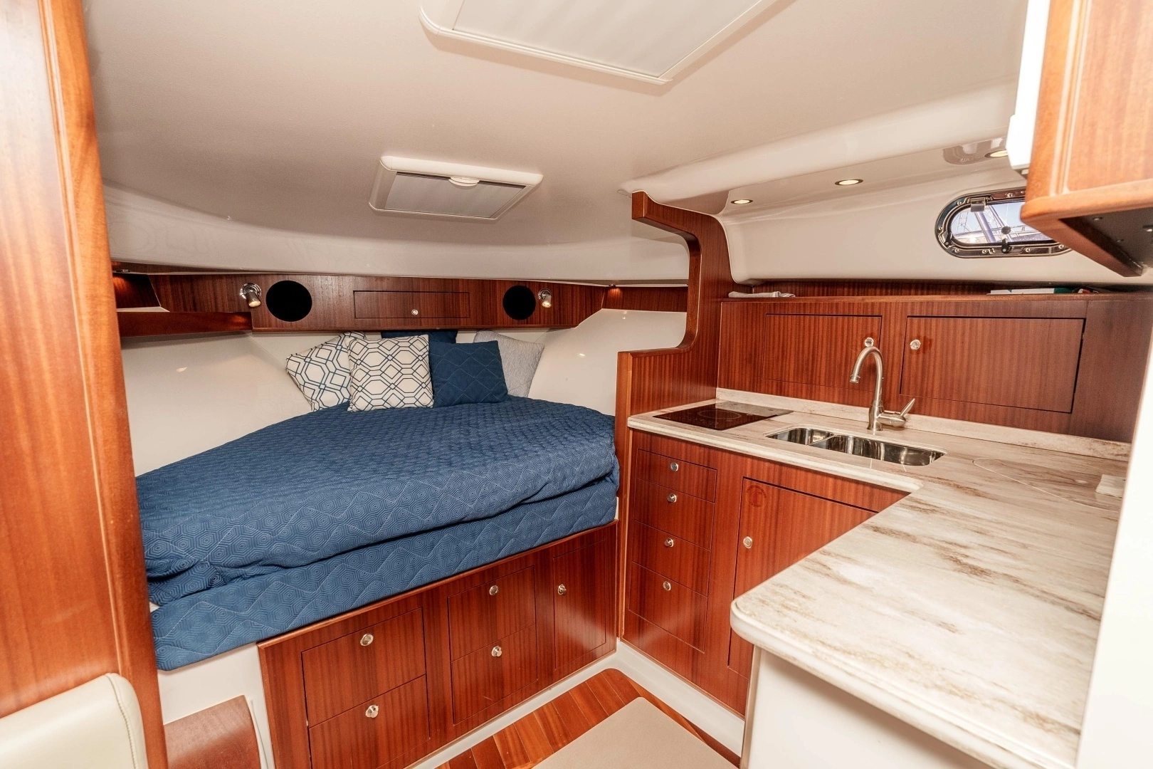 2018 Pursuit 385 Offshore - Image 6