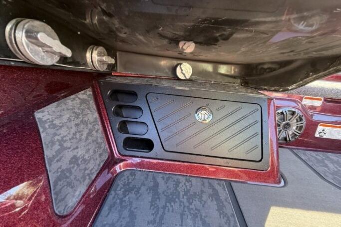 2026 Nitro Z21 XL Pro boat compartment with secure latch and sleek design.