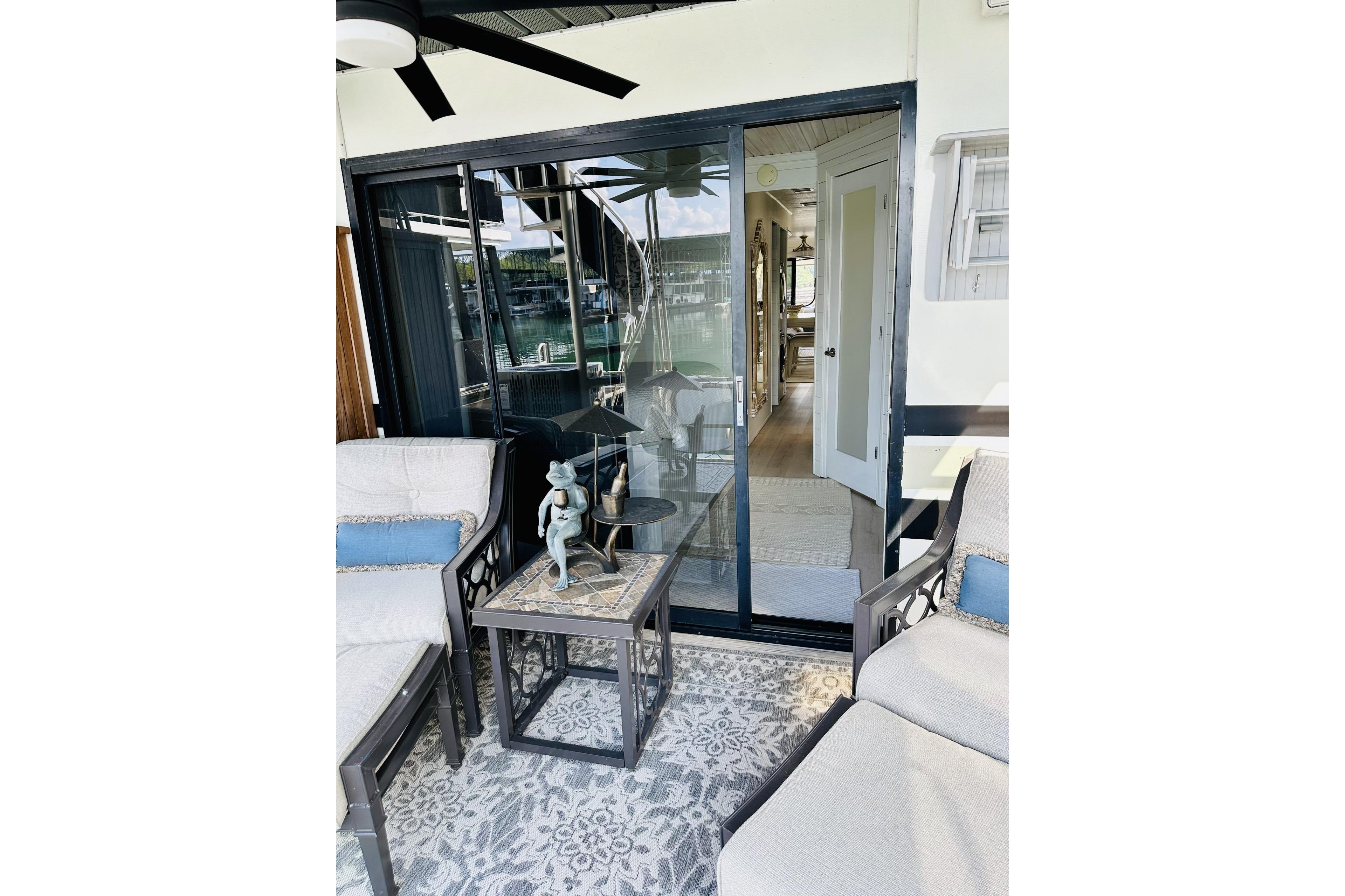 1992 Sumerset 66 houseboat interior with cozy seating and decorative table.