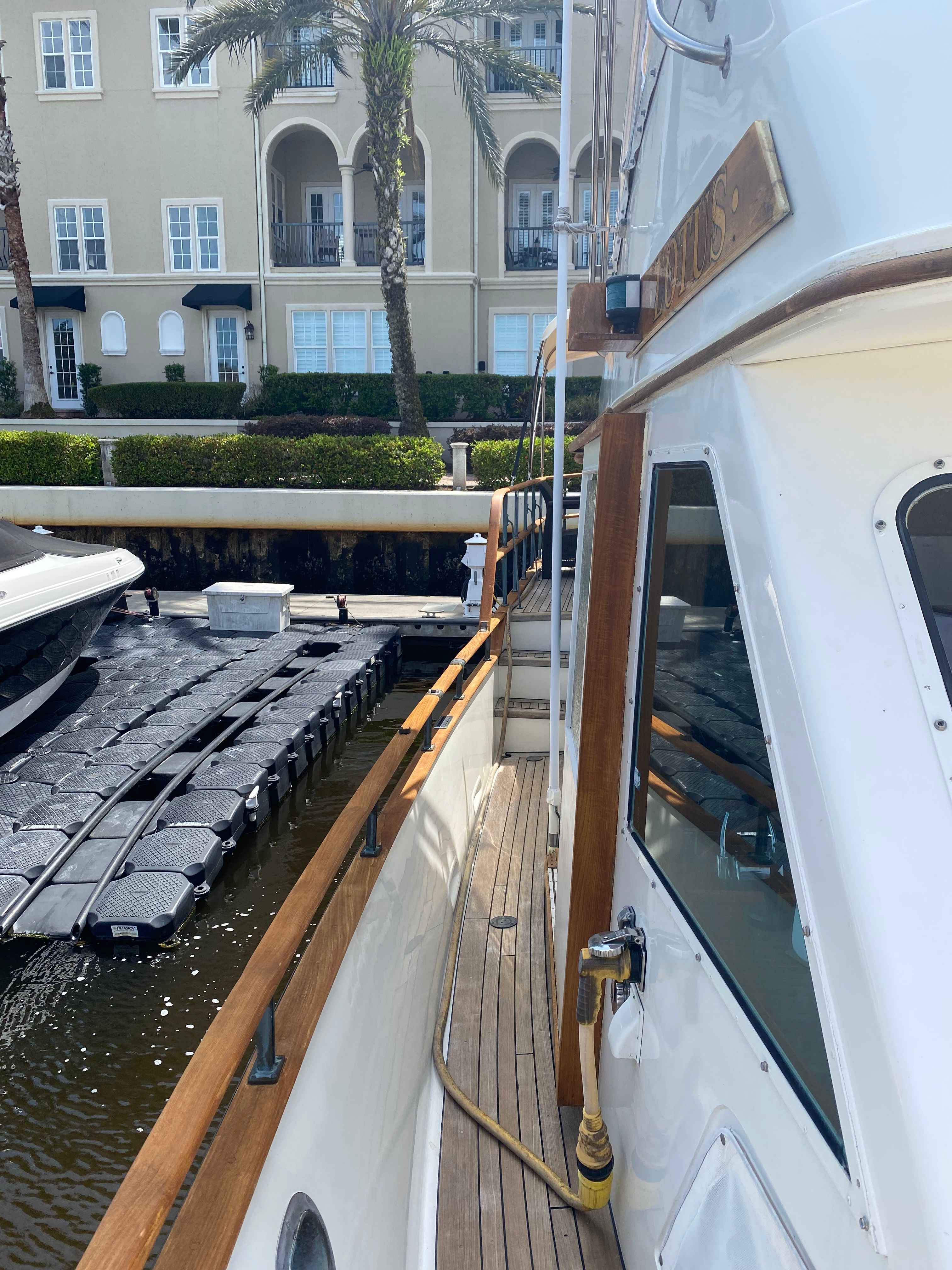 1983 Island Gypsy 44 Flush Deck - 23