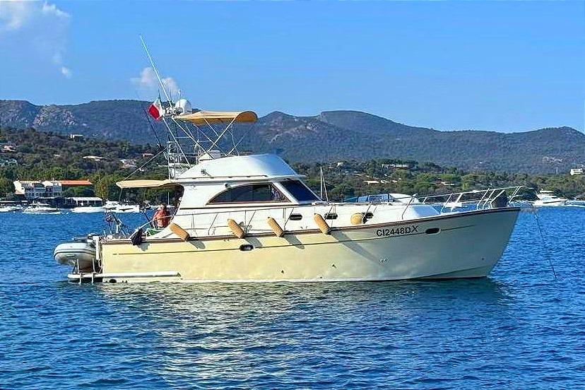 Cantieri Estensi GOLDSTAR 440 FLY yacht, 2004 model, anchored in scenic coastal waters.
