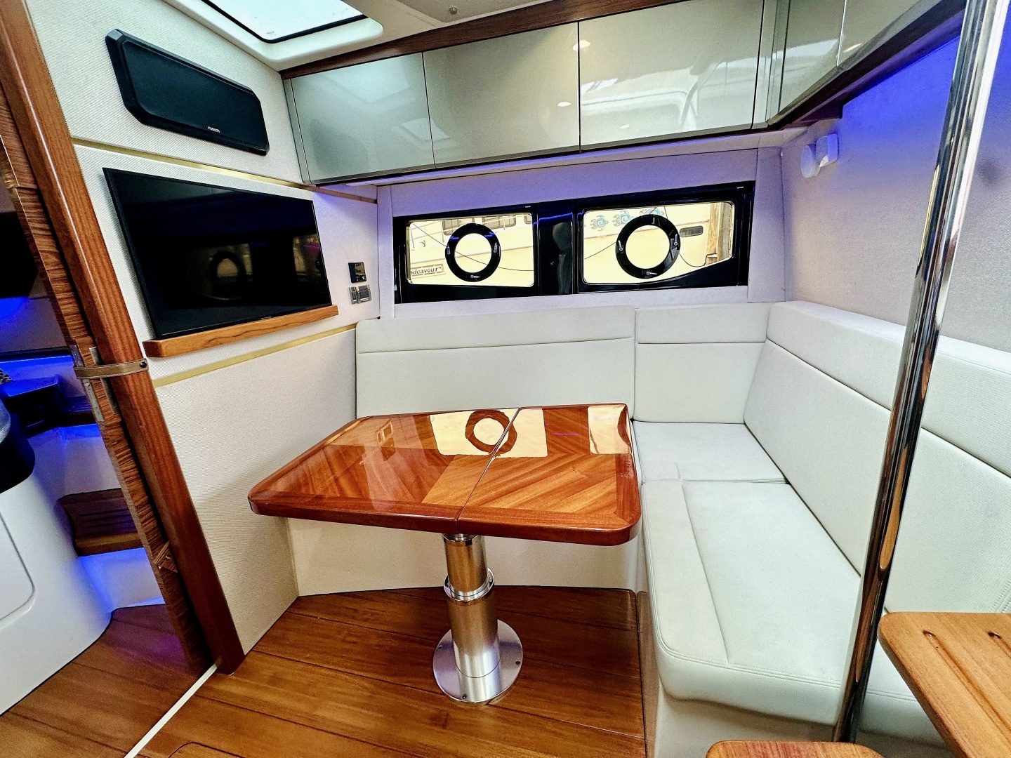 2023 Boston Whaler 405 Conquest - Image 19