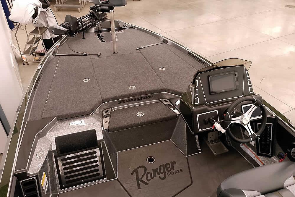 2026 Ranger Z519R Cup-Equipped boat interior with steering console and spacious deck.