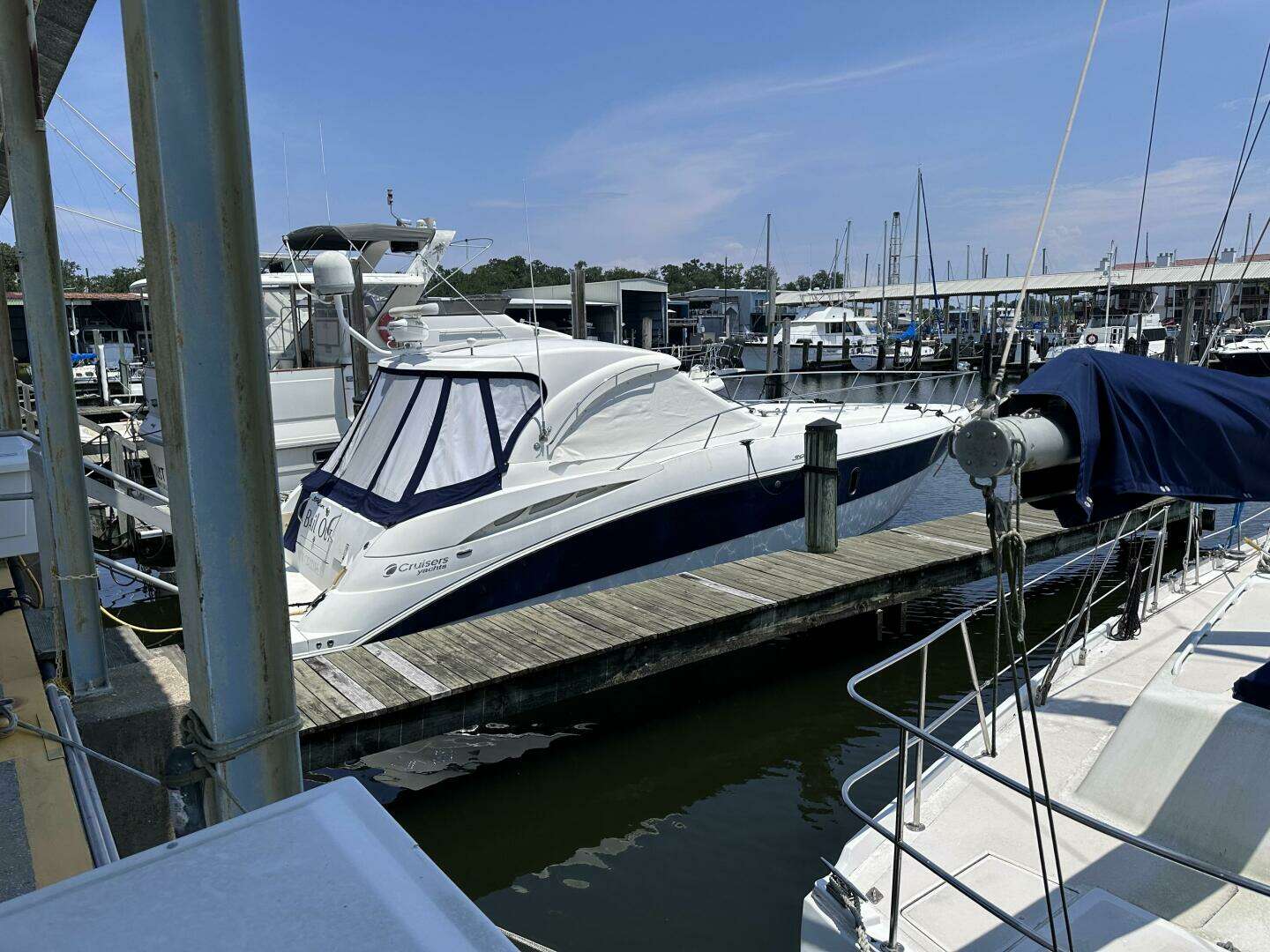 2008 Cruisers Yachts 390 Sport Coupe - Image 3
