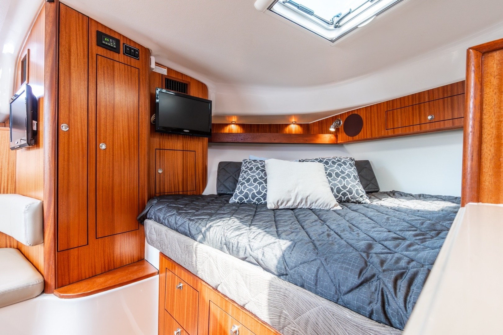 2016 Pursuit OS 385 Offshore - Image 26