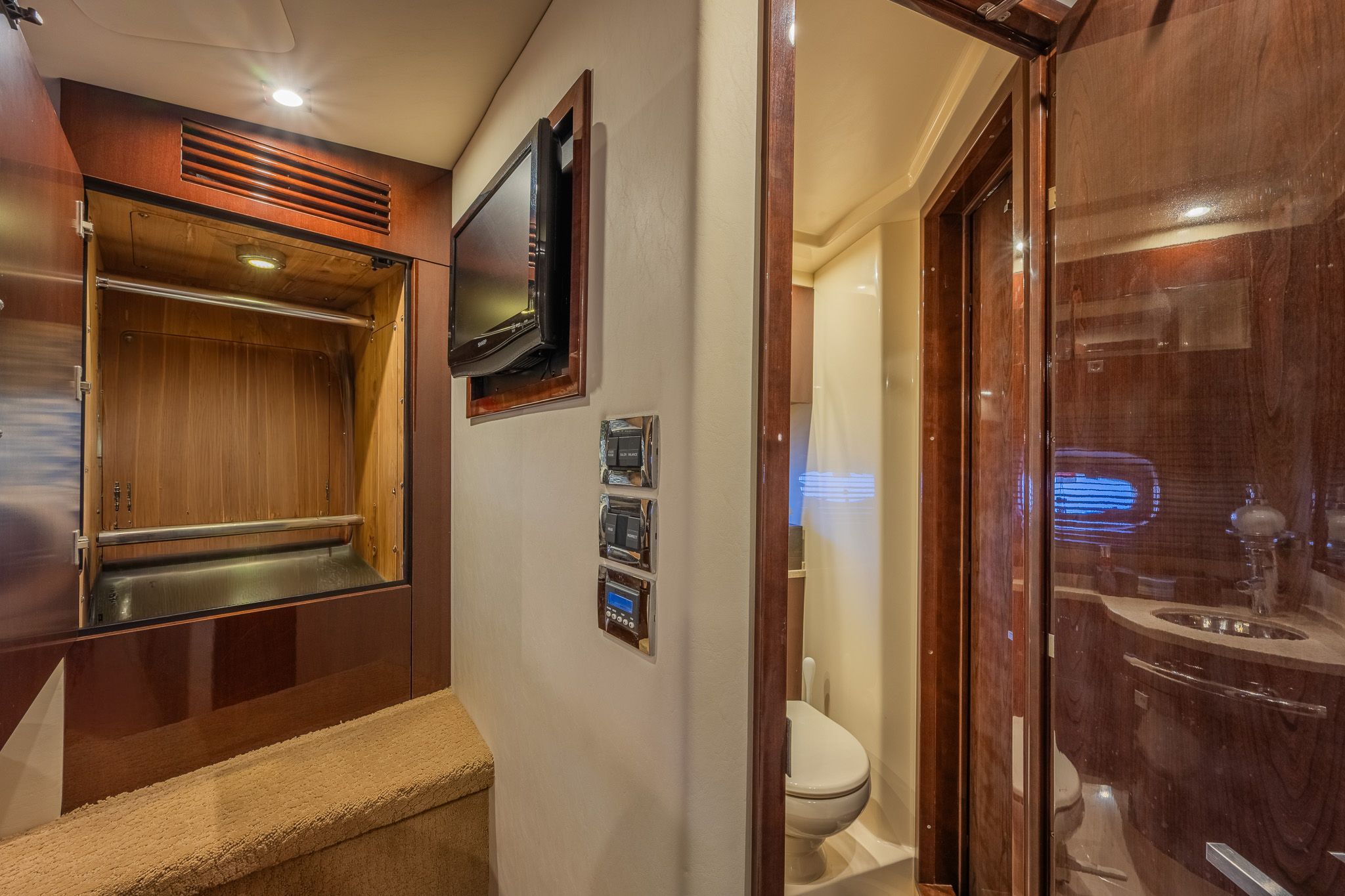 2010 Sea Ray 450 Sundancer - 24