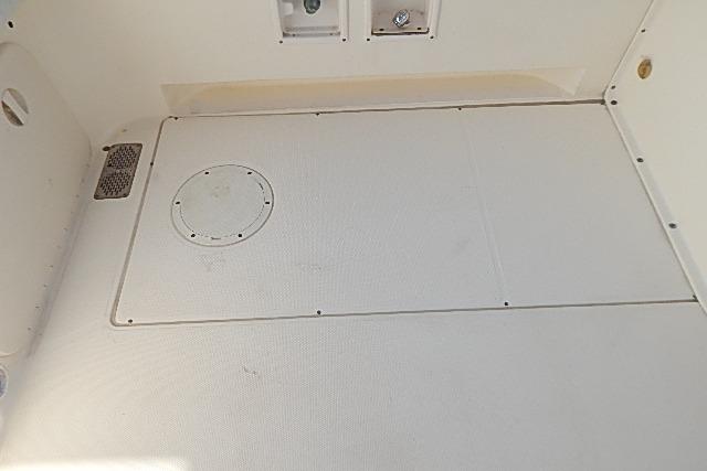 2003 World Cat 270 EC boat deck with hatch and fittings.