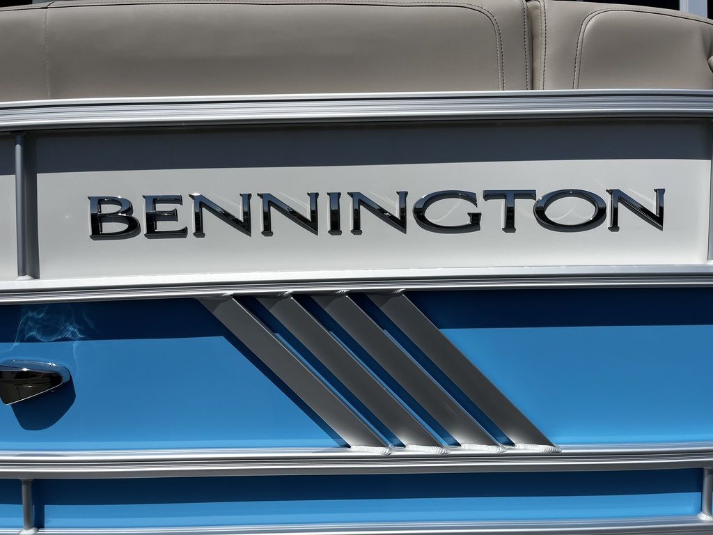 2025 Bennington 22 M Fastback - Quad Bench - 10