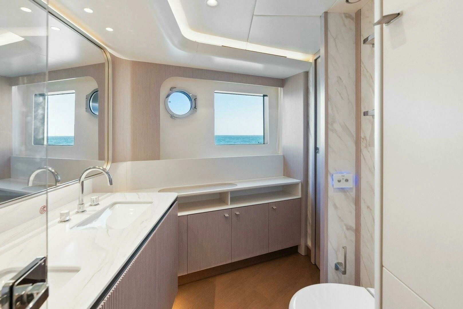 2026 Absolute 70 Navetta - Image 35