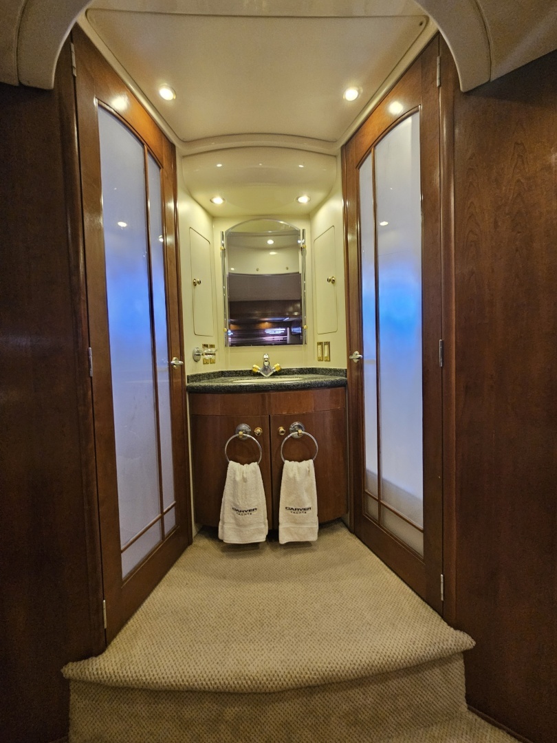 1999 Carver 530 Voyager - Image 25