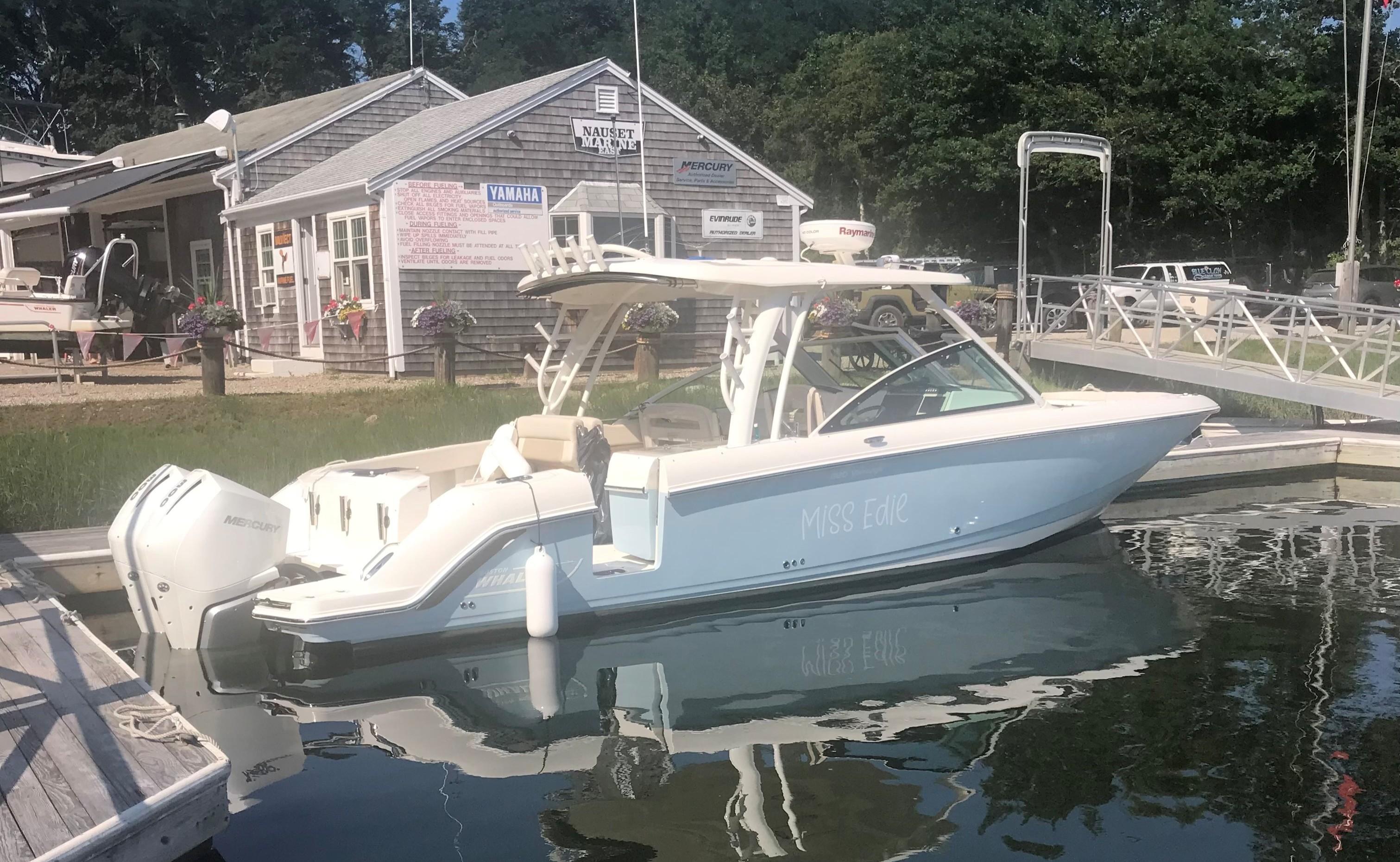 2021 Boston Whaler 320 Vantage