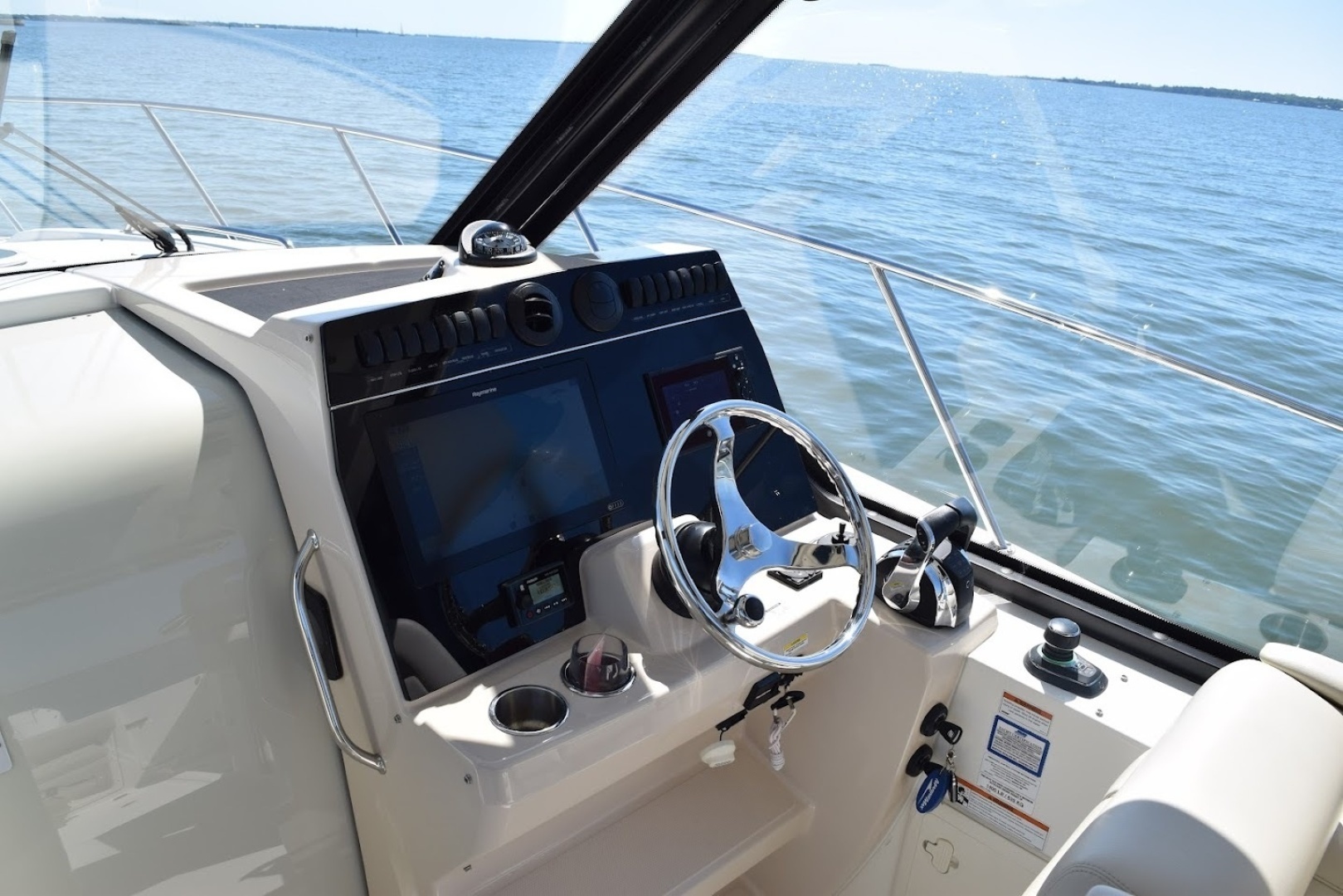 2021 Boston Whaler 325 Conquest - Image 17