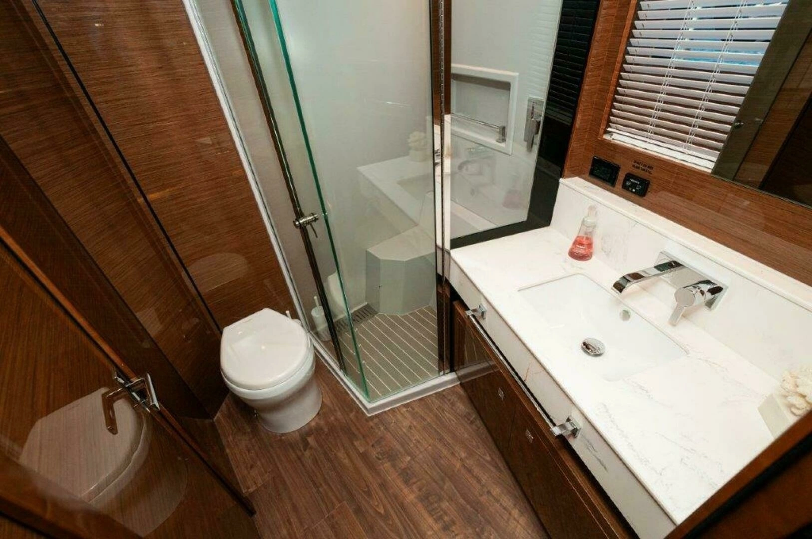 2020 Cruisers Yachts 60 Cantius - Image 31