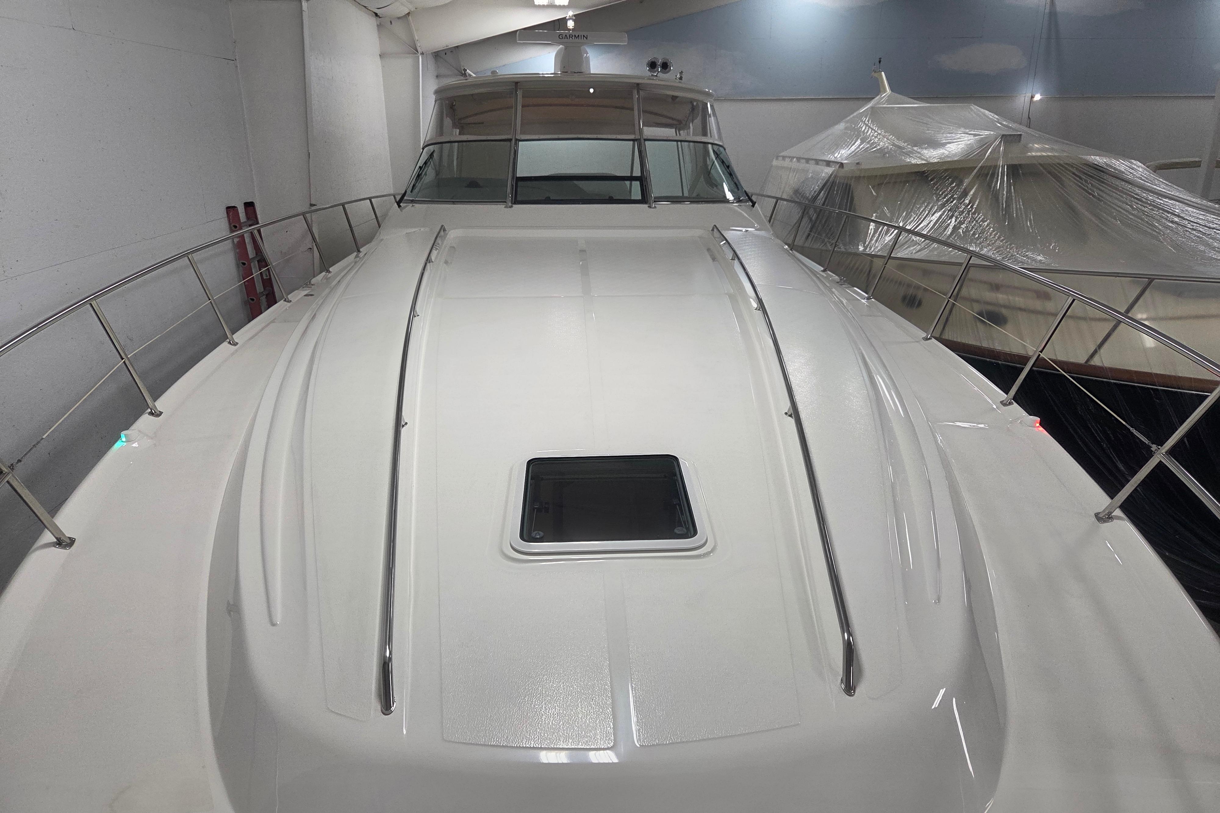 2000 Sea Ray Sundancer 540 yacht in indoor storage, showcasing sleek deck design.