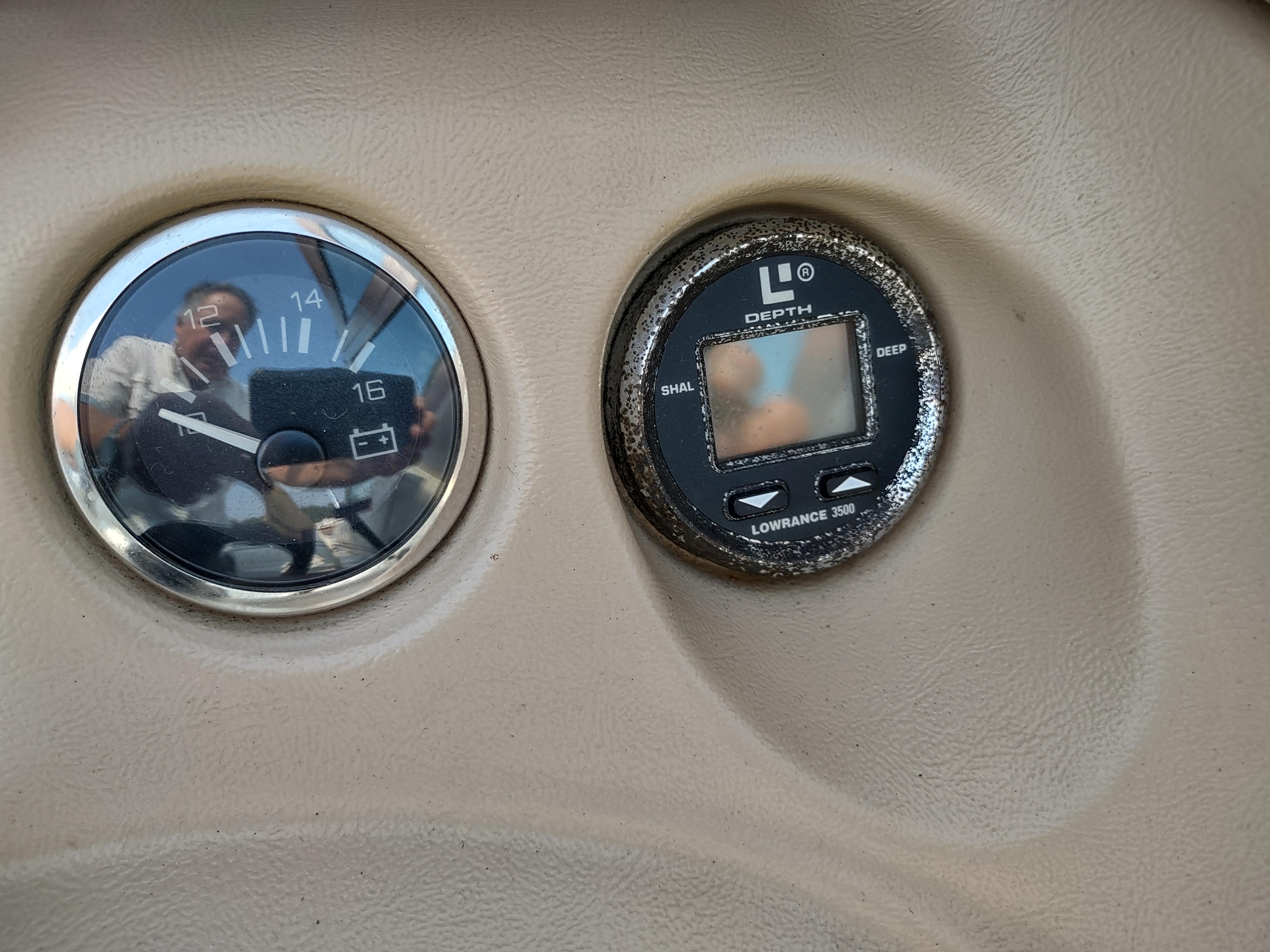 Dashboard gauges of a 1997 Sea Ray 240 SIGNATURE boat.