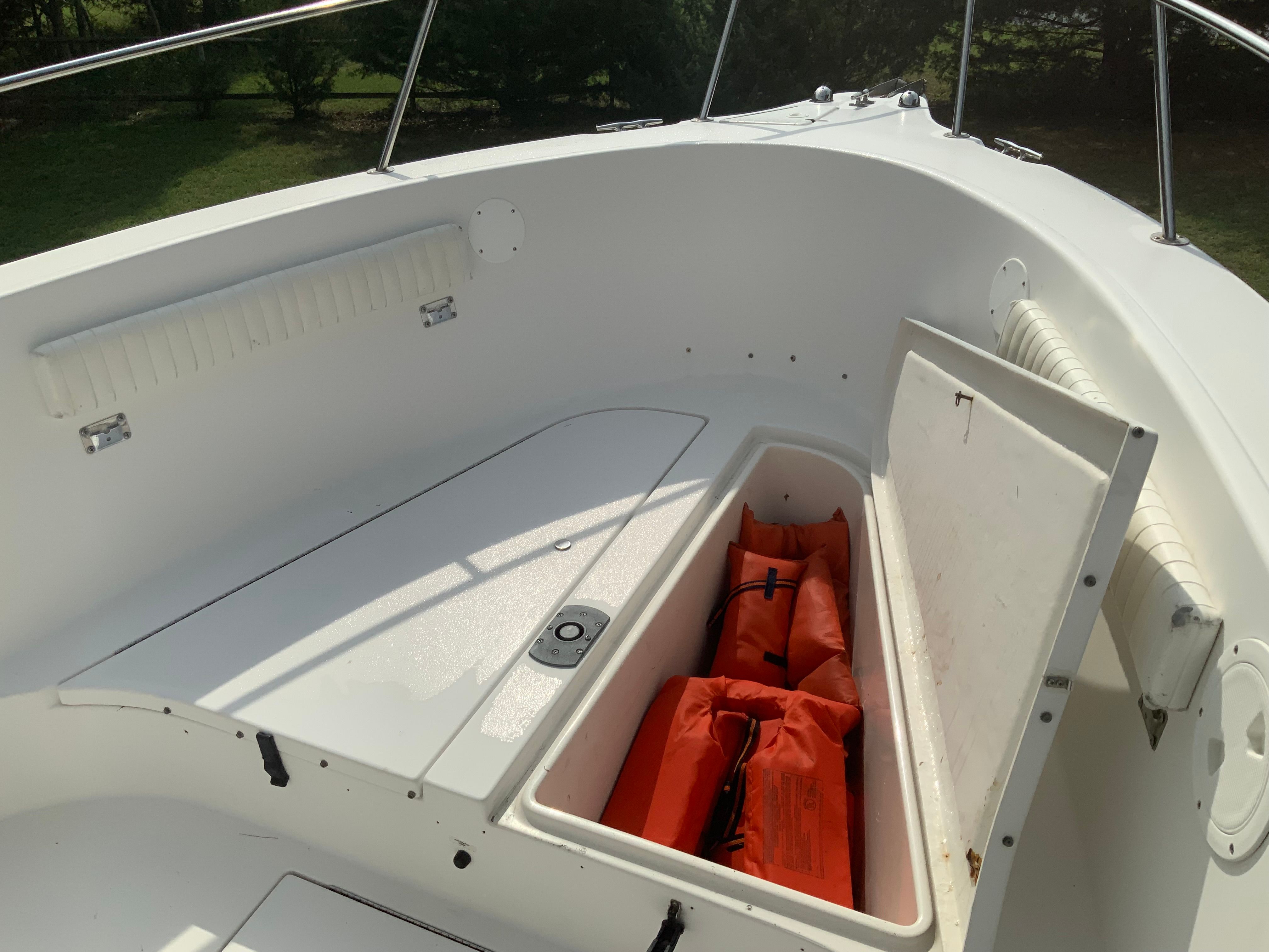 The image shows the deck of a 2006 Seaswirl Striper 26 with storage and life jackets.