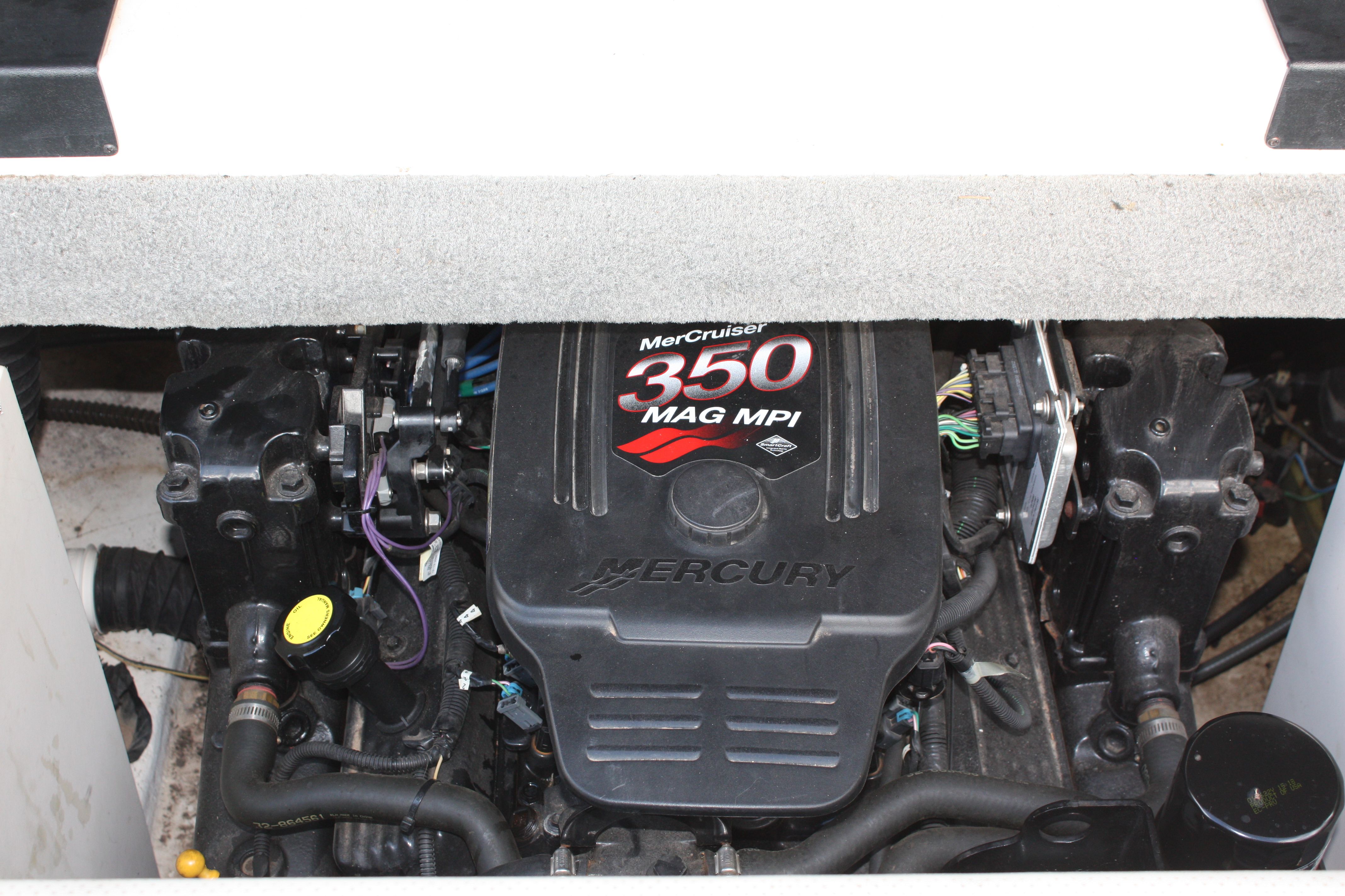The 2007 Chaparral 210 SSi features a MerCruiser 350 MAG MPI engine.