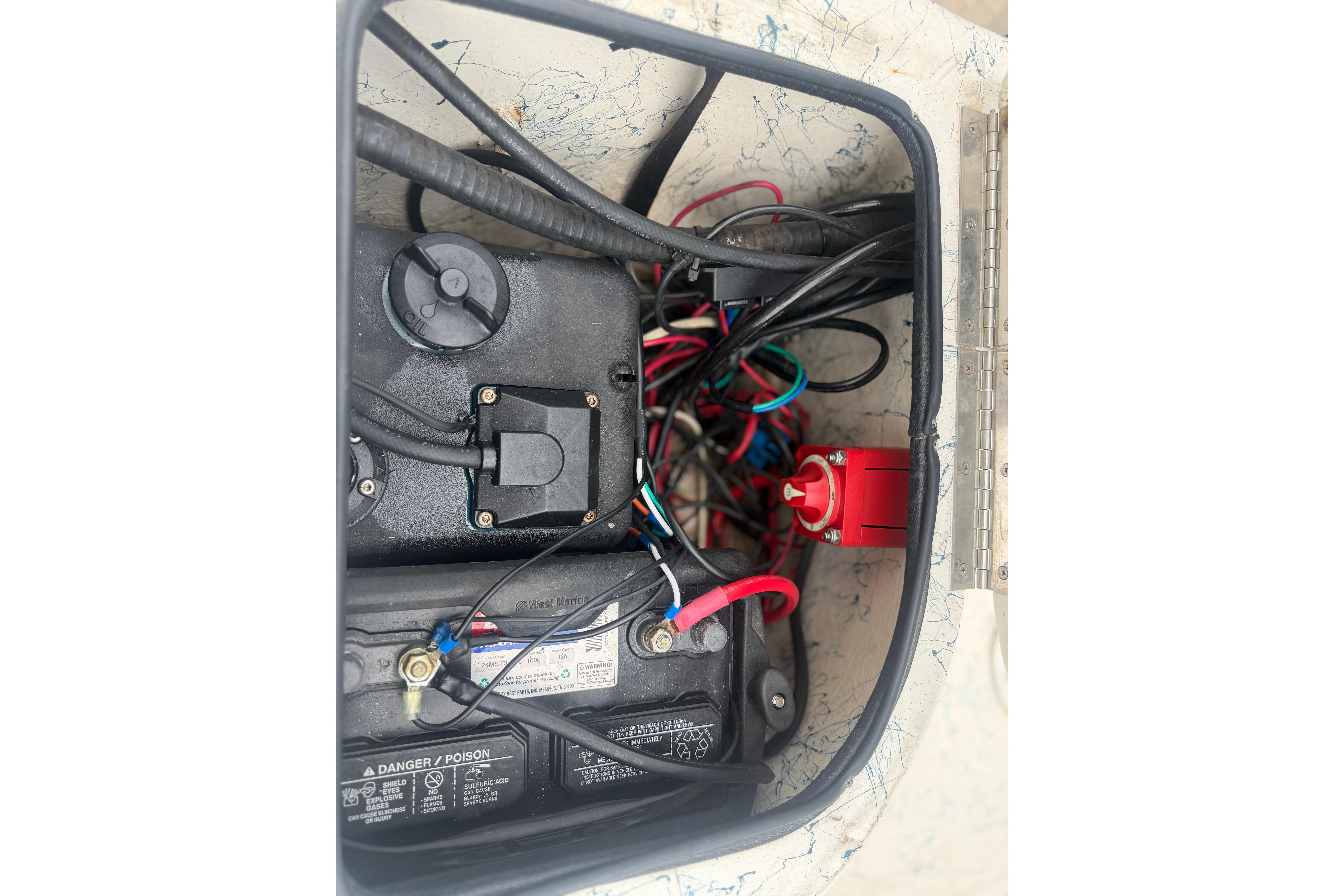 Electrical wiring and battery setup in a 2004 Blue Wave 160 V-Bay boat.