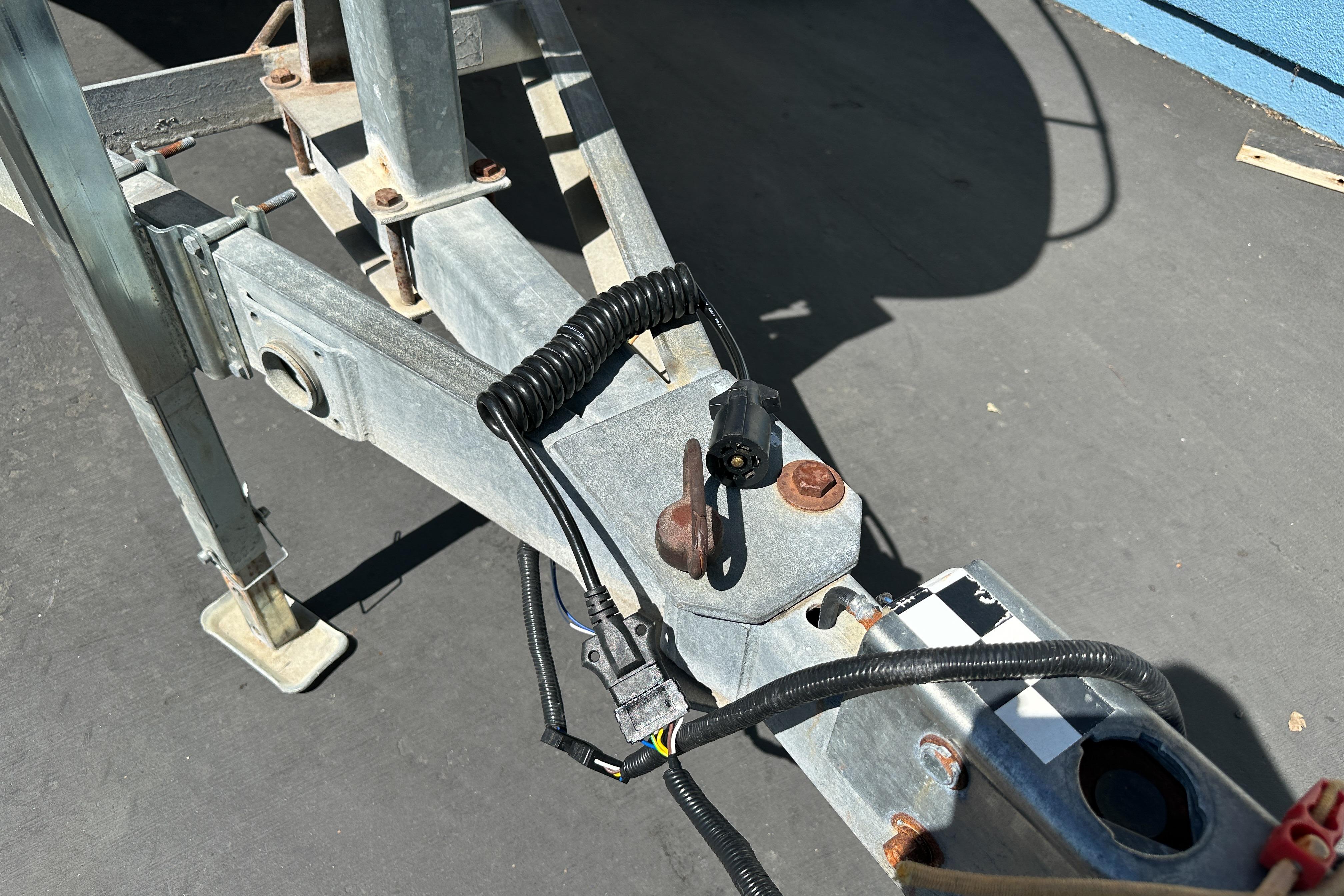 Trailer hitch and wiring for 1998 Sea Ray 215 Express Cruiser on pavement.