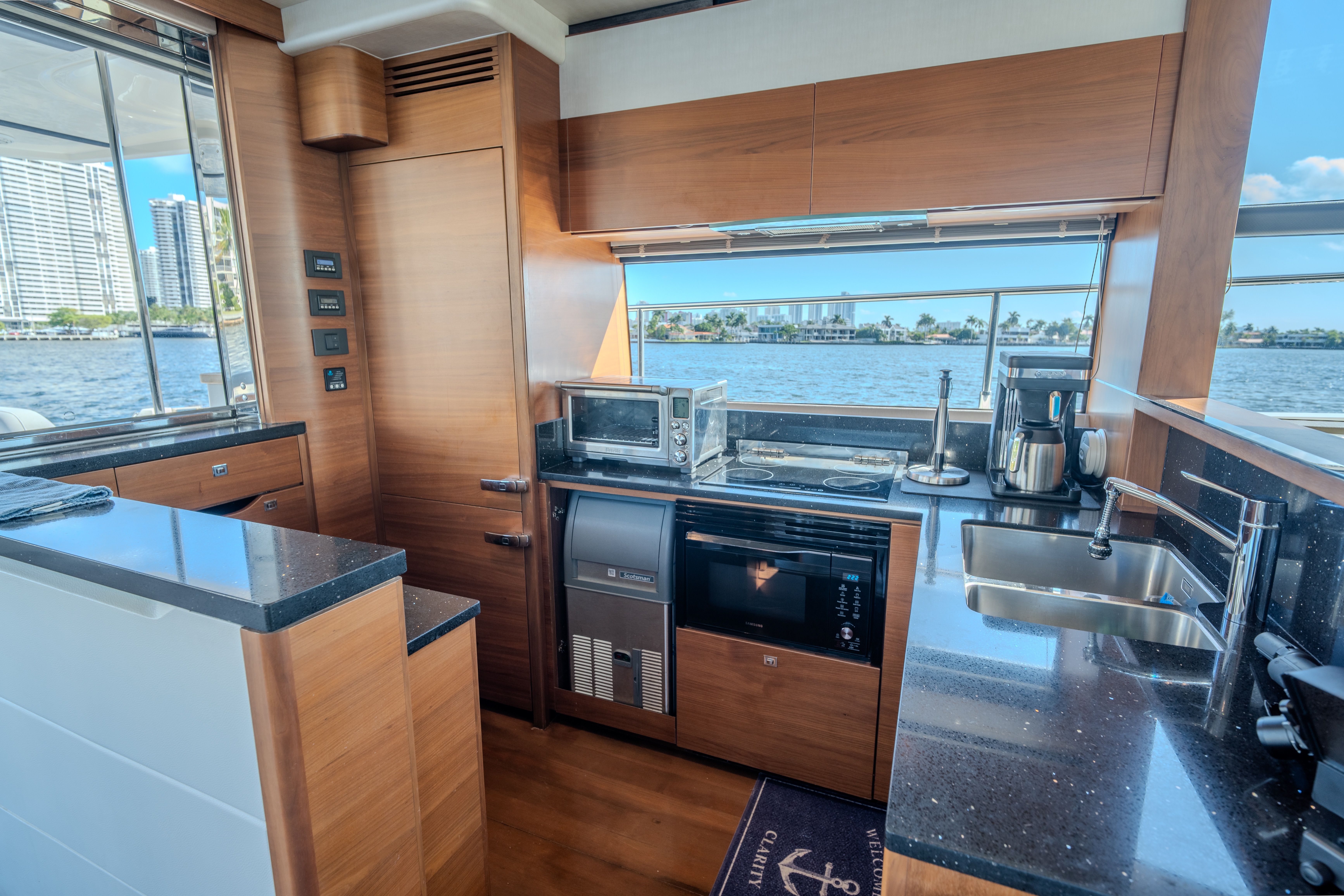 2015 Princess Flybridge 68 Motor Yacht - 30