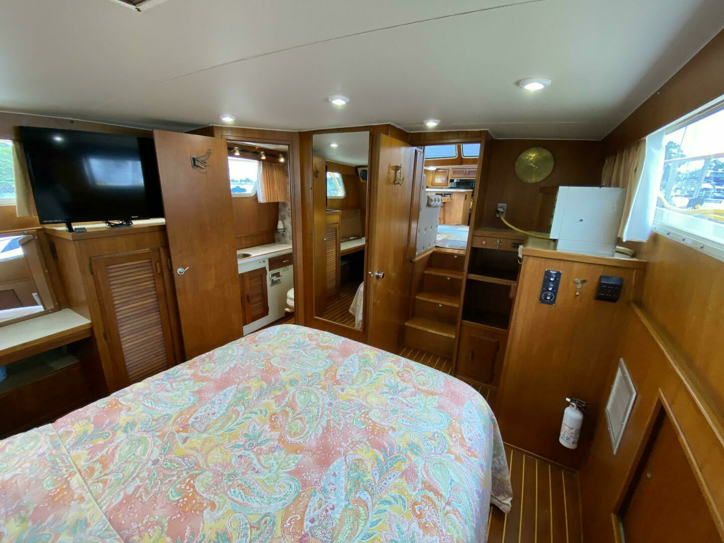 1983 Tollycraft Aft Cabin - Image 34