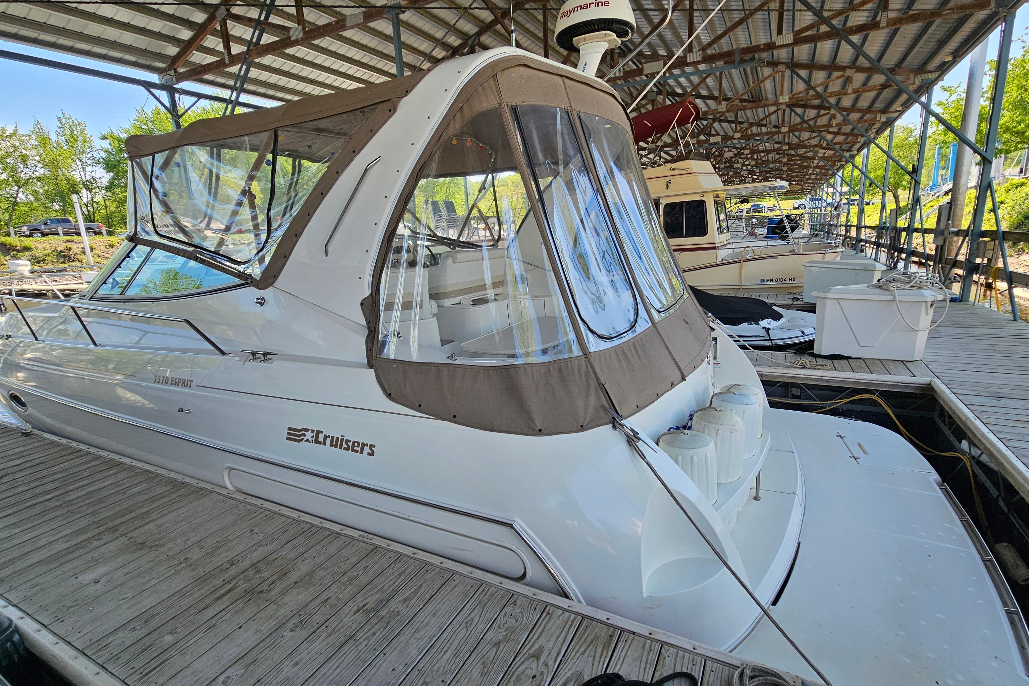 1996 Cruisers Yachts 3570 Esprit