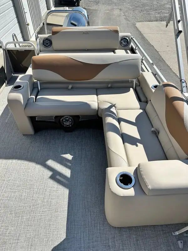 2026 Avalon LSZ Versatile Rear Lounger 23FT - 9