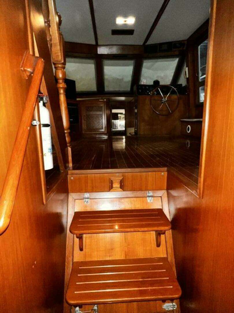 1989 Hi-Star 48 Sundeck - Image 27