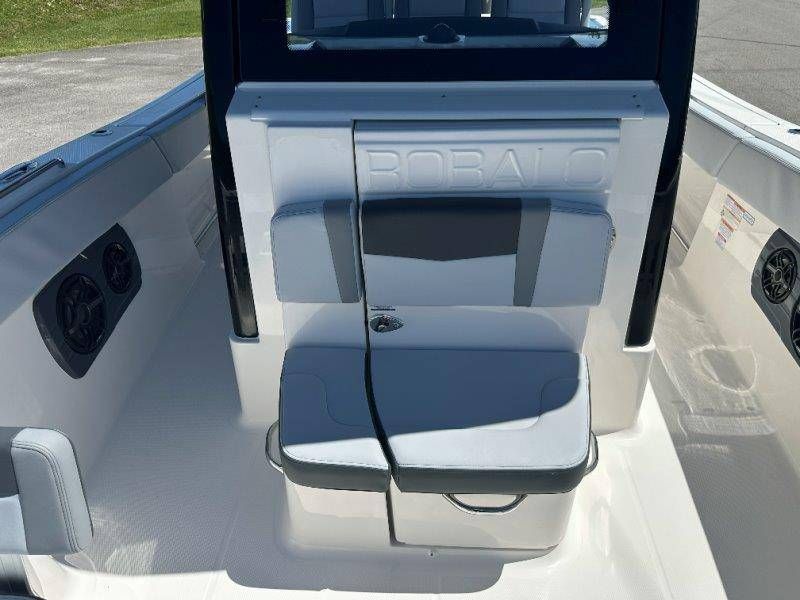 2026 Robalo R300 Center Console - 15