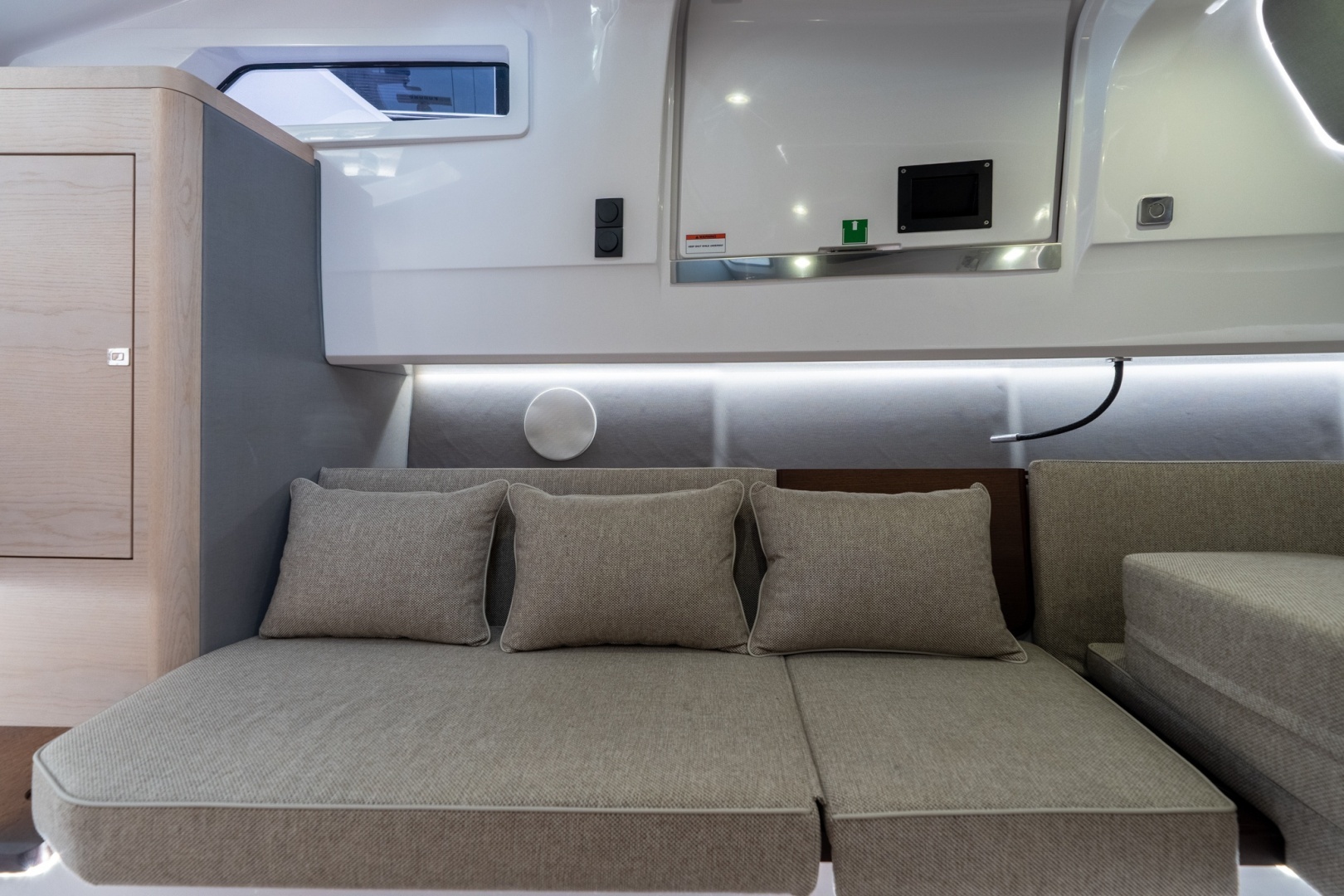 2024 Axopar 45 XC Cross Cabin - Image 29