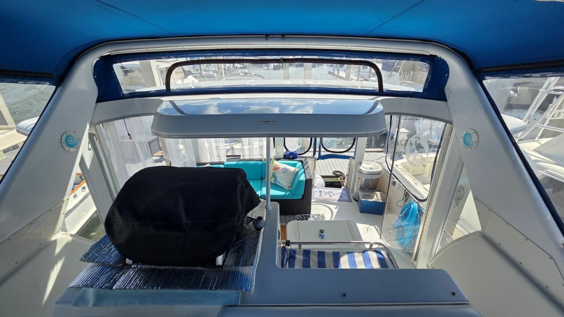 1998 Carver 405 Aft Cabin Motor Yacht - Image 23