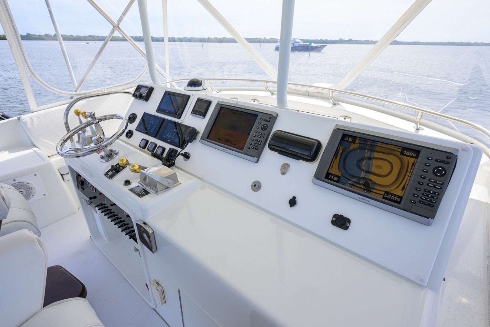 1992 Hatteras 46 Convertible - Image 9