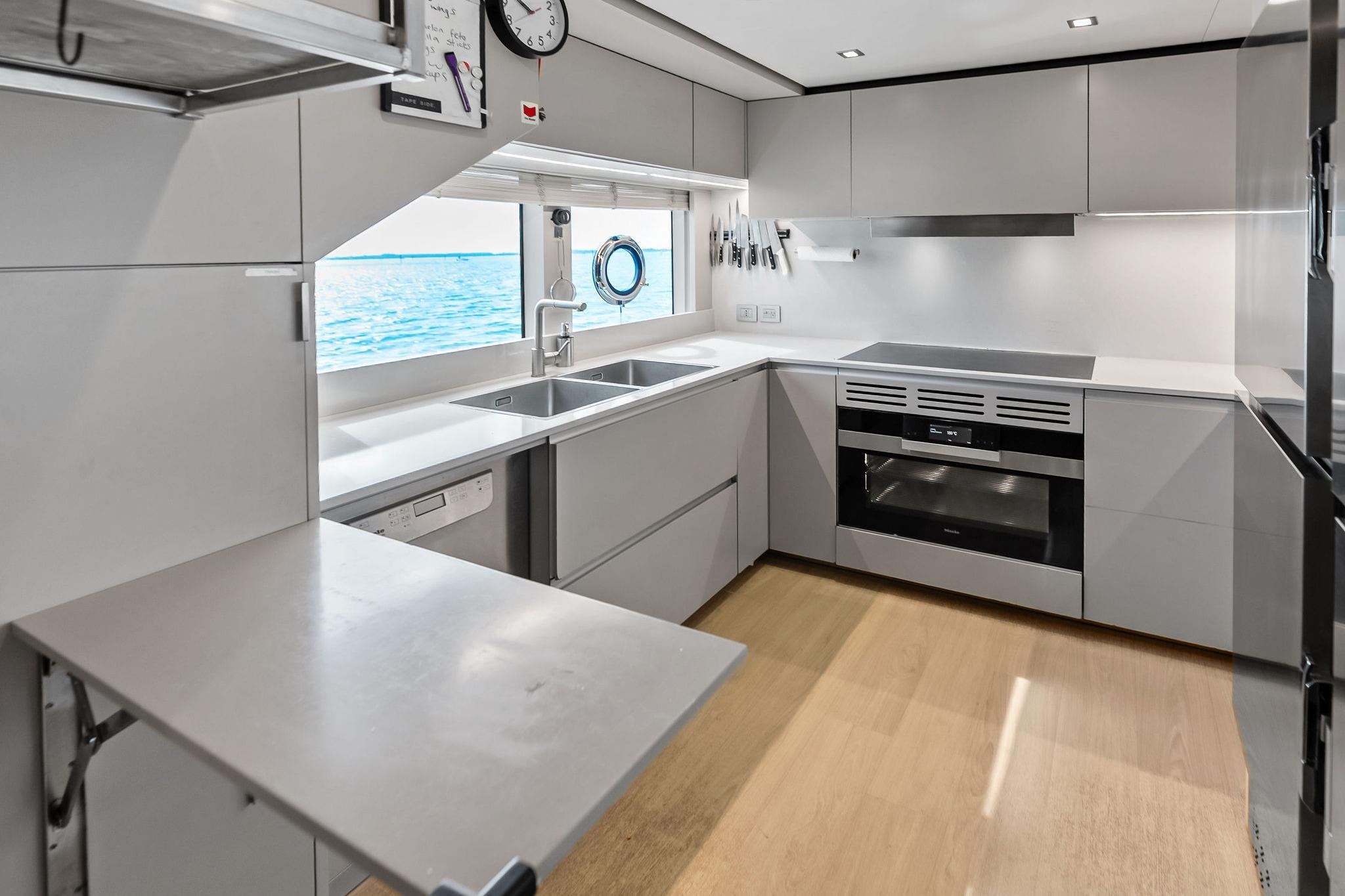 2023 Custom Line Navetta 33 - 66