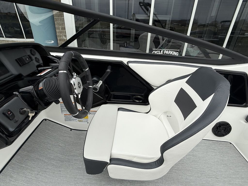2025 Yamaha Boats AR195 - 21