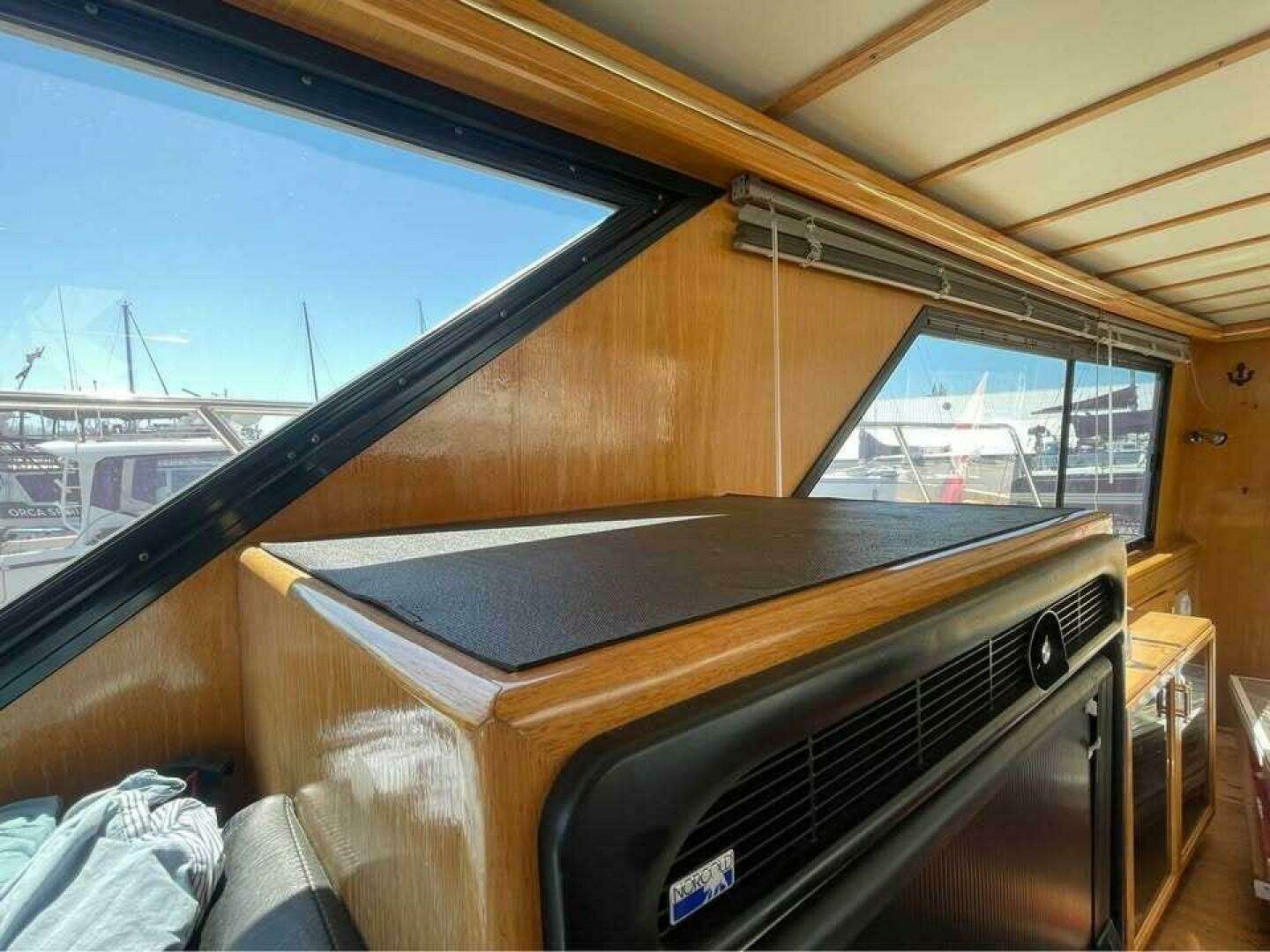 1988 Tollycraft EY440 - Image 21